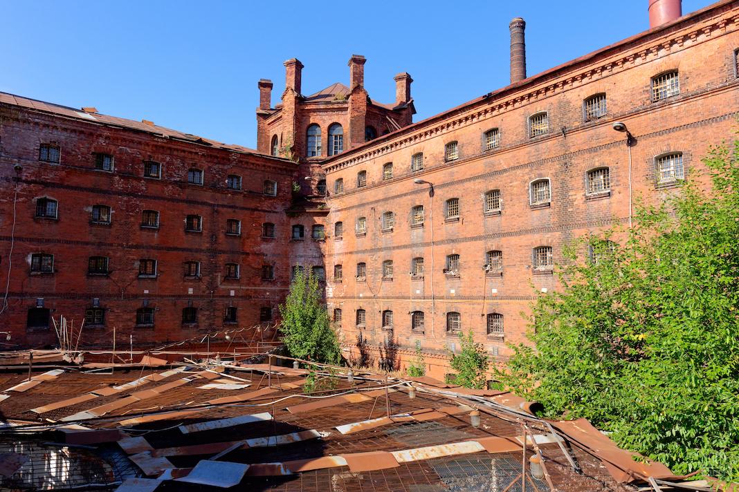 Крестам после реконструкции оставят историческое название Компания КВС ведет реконструкцию комплекса Кресты провела опрос среди жителей Петербурга чтобы выбрать название будущего общественного пространства на территории бывшей тюрьмы и следственного изолятора В пресс службе организации уточнили что большинство граждан проголосовало за вариант Кресты  Остальные предложения собрали существенно меньше голосов Питерский централ 1142 18 92 927 XX Иксы 721 Белые ночи 534 Пространство 1 136 XXI ВЕК 123 В открытом опросе участвовали 12 000 человек Дом РФ Telegram Max