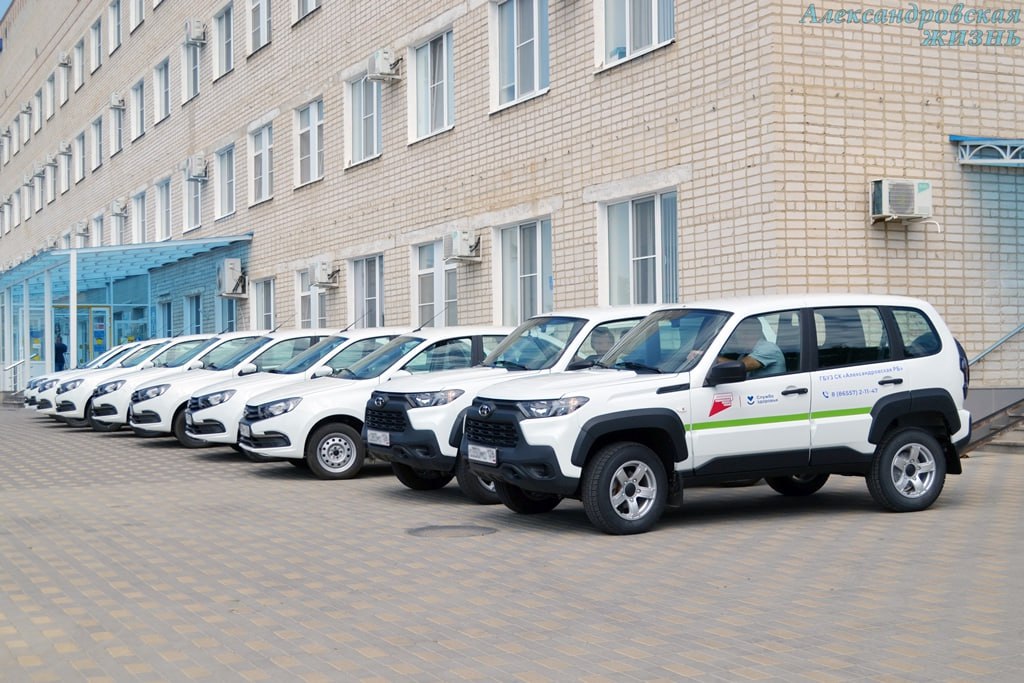 Чтобы не оставить без внимания опасное заболевание  Краевые и местные журналисты побывали в Александровской районной больнице  Делегация репортёров прибыла на территорию районного учреждения здравоохранения, чтобы посмотреть, какие преобразования произошли здесь за время действия краевой программы «Модернизация первичного звена здравоохранения», которая отвечает целям и задачам современного национального проекта «Продолжительная и активная жизнь».  На улице выше +35, а мы входим в прохладные, уютные, только что отремонтированные помещения хирургического корпуса, отведённые под работу компьютерного томографа. Здесь обустроено несколько кабинетов, есть сообщающийся с отделением коридор. Основной вход снабжён информационной табличкой.  – Компьютерный томограф введён в эксплуатацию в этом году, - рассказывает рентгенолог и по совместительству исполняющая обязанности главного врача АРБ З.Х. Арсунухаева.   Продолжение в газете «АЖ» №53 от 26 июля 2025 года Фото: Андрей Никульников.
