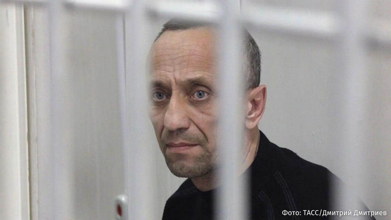 Количество жертв ангарского маньяка Михаила Попкова достигло 91 По версии следствия в августе 2008 года обвиняемый встретил двух незнакомых 27 летних женщин По мнению Попкова женщины находились в наркотическом опьянении между ними произошла ссора В ходе конфликта пока одна из жертв сидела в салоне его авто маньяк накинул на шею ее подруге которая стояла на улице веревку и стал душить Убедившись что она не подает признаков жизни фигурант вернулся к машине вывел из неё вторую несчастную и убил аналогичным способом Попков вину в инкриминируемом деянии признал полностью сообщает Следком 61 летний обвиняемый в настоящее время находится под стражей Дело о последнем двойном убийстве направлено в суд РЕН ТВ в Telegram в MAX