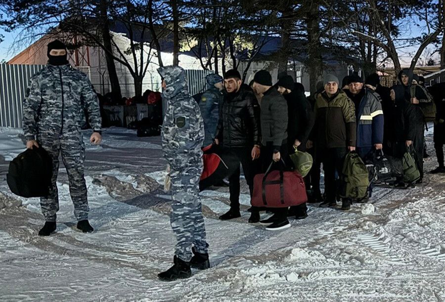 Сотрудники УФССП России по Амурской области принудительно выдворили за пределы страны 15 иностранцев Это граждане Узбекистана Азербайджана Таджикистана Кыргызстана и Казахстана сообщили в пресс службе УФССП России по Амурской области Все они нарушили правила въезда в Российскую Федерацию либо режим пребывания в стране Правонарушителям назначено наказание в виде штрафа в размере от двух до пяти тысяч рублей с административным выдворением за пределы РФ Большая часть мигрантов приехали с целью работы по найму но трудовые договоры не заключали разрешение на временное проживание и вид на жительство не оформляли а работая якобы не заметили что нужно продлить патент на работу В 2025 году амурские судебные приставы принудительно выдворили из России более 600 иностранцев