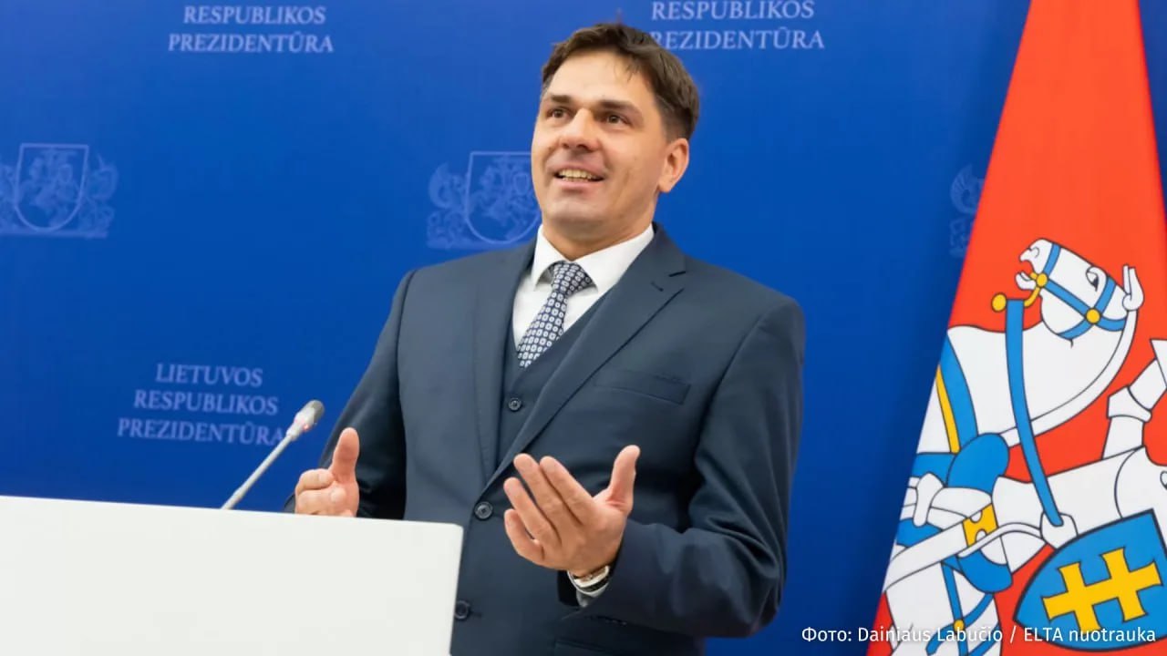 Чей Крым Главу Минкульта Литвы отправили в отставку через несколько дней после назначения за расплывчатый ответ на вопрос о российских территориях сообщает LRT В интервью порталу Lrytas Игнотас Адомавичюс назвал вопросы о поддержке Украины провокационными и заявил что обсуждение этих тем выходит за рамки его министерства Он также затруднился с ответом о целях Украины и пытался уйти от вопроса говоря что это очень сложная тема после чего всё же сказал что это должны решать сами украинцы Сами украинцы наверное лучше всех знают в чём заключается их победа Не мы Только они могут назвать эту победу какой может быть их настоящая победа Они не могут нести ответственность за кого то другого сказал он IZ RU в Telegram в MAX