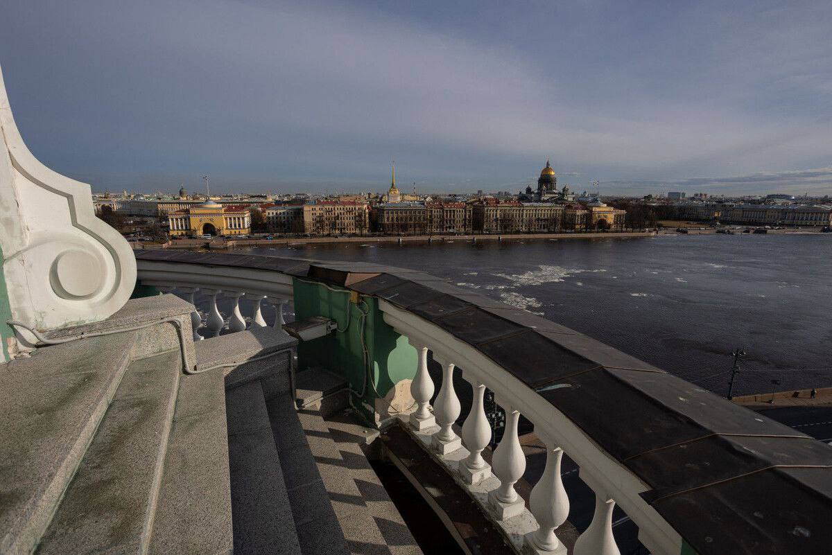 В Санкт-Петербурге на Дворцовой набережной стартовала реконструкция  Работы проведут поэтапно, завершат их к началу июня. Специалисты сегодня устанавливают временные знаки и наносят новую разметку.  С этого дня Дворцовая набережная движется только в одну сторону. Проехать от Дворцового до Троицкого моста уже не получится. Тут на перекрестке уже установлены временные светофоры, и ограничительные знаки.  Повернуть на набережную с миллионной улицы около мраморного дворца пока возможно. Но тут тоже установлены ограничительные знаки и есть сужение полос. Полностью односторонней дорога станет с 26 марта.  Эксперты советую заранее продумывать маршруты объезда, например по Литейному проспекту и улице Маяковского. По планам работы на Дворцовой набережной полностью завершатся 9 июня.