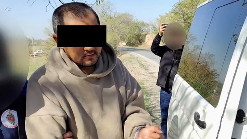 Подозреваемый в убийстве 17 летней Айсулуу М и в серии других убийств Кумарбек Абдыров был найден повешенным в следственном изоляторе Об этом редакции Kaktus media сообщили несколько источников в силовых структурах По предварительной версии речь идет о самоубийстве В пресс службе Государственной службы исполнения наказаний ГСИН информацию пока не комментируют