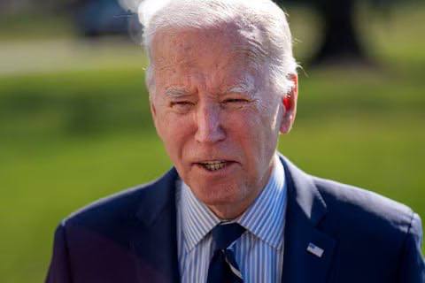 Байден: «Путин считает Украину частью России. И думать, что он на этом остановится — наивно» Бывший президент США Джо Байден заявил, что Владимир Путин по-прежнему рассматривает Украину как часть «матушки России», и любые иллюзии о его сдержанности — ошибочны. Он также раскритиковал позицию Дональда Трампа, назвав её «современной формой умиротворения». По словам Байдена, давление на Киев с целью уступок Москве не приведёт к миру: «Не понимаю, как кто-то может всерьёз полагать, что если позволить диктатору и гангстеру захватить чужую территорию, это его удовлетворит. Это не так работает».