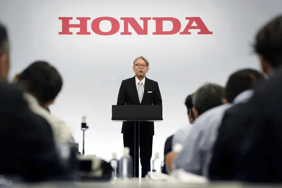 Honda впервые в своей истории завершила финансовый год с убытком 2 7 млрд На финансовых результатах сказались списания и расходы на реструктуризацию в размере 9 млрд связанные с пересмотром планов по выпуску электромобилей Компания собиралась к 2040 году полностью заменить свой модельный ряд на электромобили и автомобили на водородном топливе но пересмотрела планы из за снижения спроса Теперь ресурсы направят на разработку гибридных моделей vc ru transport 2925152