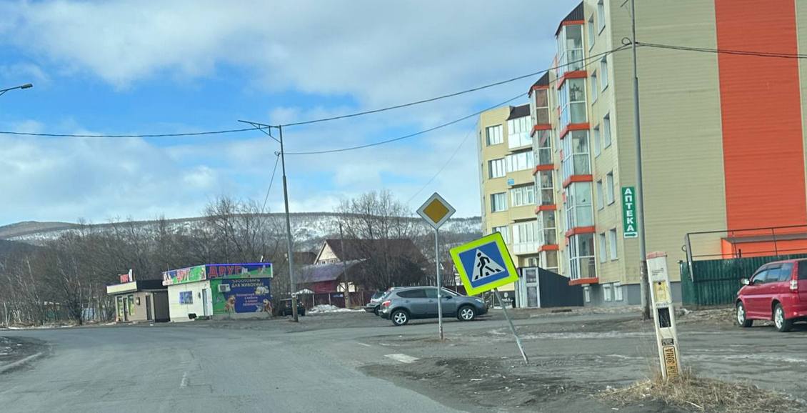 В камчатском городе Елизово прокуроры проверили дорожные знаки На Камчатке прокуратура города Елизово проверила исполнение законодательства о безопасности дорожного движения. В центре внимания прокуроров были дорожные знаки. Нажмите для подробностей -