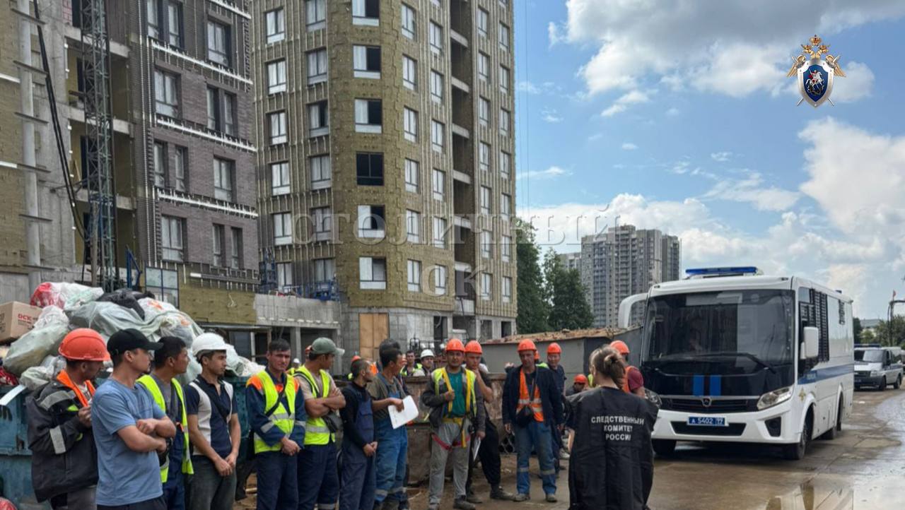 На юго-востоке Москвы проведен рейд по выявлению незаконной миграции    Лефортовским межрайонным следственным отделом следственного управления по Юго-Восточному административному округу Главного следственного управления Следственного комитета Российской Федерации по городу Москве во взаимодействии с оперативными сотрудниками правоохранительных органов проведен рейд по выявлению и пресечению нарушений миграционного законодательства на территории одного из строительных объектов Нижегородского района.   На объекте установлено свыше 80 иностранных граждан, которые доставлены в правоохранительные органы для проверки миграционного законодательства, а также на предмет возможного совершения иных правонарушений на территории столичного региона.     Столичный СК предупреждает о недопустимости нарушения требований миграционного законодательства РФ.  Главное следственное управление по городу Москве повторно информирует об установленной ст. 322.1 УК РФ уголовной ответственности за организацию незаконного въезда в РФ иностранных граждан или лиц без гражданства, их незаконного пребывания в РФ или незаконного транзитного проезда через территорию РФ. За совершение указанного противоправного деяния уголовным законом предусмотрено наказание в виде лишения свободы на срок до пяти лет с ограничением свободы на срок до двух лет или без такового.