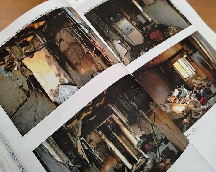 В Плесецком районе будут судить женщину по вине которой в пожаре погибли её двое детей Прокурором Плесецкого района утверждено обвинительное заключение по уголовному делу в отношении 26 летней местной жительницы обвиняемой по ч 3 ст 219 УК РФ Нарушение требований пожарной безопасности совершенное лицом на котором лежала обязанность по их соблюдению повлекшее по неосторожности смерть двух лиц 26 сентября 2025 года женщина оставила без присмотра дома троих малолетних детей При этом в комнате где они находились имелись включенные электроприборы и газовая зажигалка Бесконтрольное использование детьми этих предметов привело к возгоранию и сильному задымлению помещения Вернувшись в квартиру мать смогла спасти от смерти только одного ребёнка Двое других детей 2022 и 2023 года рождения погибли получив острое отравление угарным газом Уголовное дело направлено в Плесецкий районный суд для рассмотрения по существу Фото пресс службы областной прокуратуры