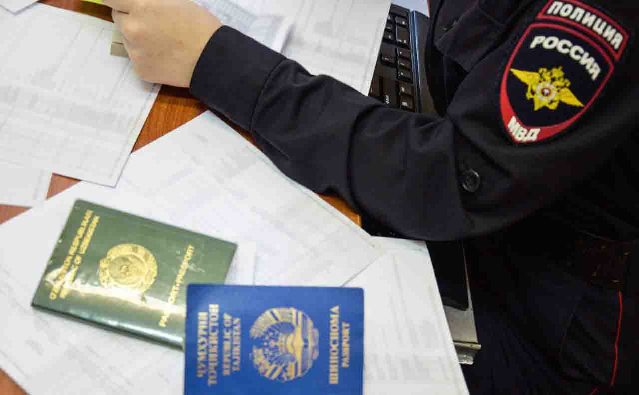 Бизнес леди привлекли за фиктивную постановку на учёт мигрантов За полгода она зарегистрировала пятерых приезжих Резиновая квартира находилась в доме на улице Яблоневая в Елизовском районе С февраля по август 2025 года предпринимательница прописала в ней пятерых граждан республики Кыргызстан При этом предоставить им жильё она не собиралась рассказали ИА Камчатское время в полиции Подробности по ссылке   kamtime ru article 8273c7a8 d4c9 4181 a48b 249f3bdc56a3 Предложка МАХ