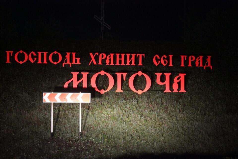 В Могоче подрядчика обвинили в мошенничестве при ремонте дорог В Могоче возбуждено уголовное дело в отношении индивидуального предпринимателя, занимавшегося ремонтом дорог. По данным источника ZAB.RU, расследование идёт по статье «Мошенничество» ст. 159 УК РФ . Экспертиза якобы показала: асфальт начал разрушаться почти сразу после укладки, технология была грубо нарушена — вместо нужного состава в основном использовался песок. Проверку инициировали правоохранители. Источник назвал этот случай значимым прецедентом на федеральном уровне, ведь подрядчиков по дорогам редко проверяют так тщательно. По мнению собеседника, история должна подтолкнуть местные власти к более жёсткому контролю за качеством дорожных работ и расходованием бюджета. Сейчас в сфере дорожного хозяйства, по его словам, «нет системного подхода», что и приводит к плачевному состоянию дорог. ZAB.RU