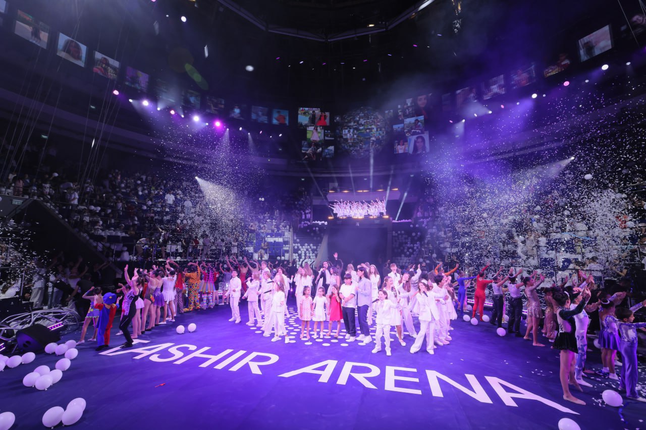 Tashir Arena открывает возможности для театра и шоу Tashir Arena была построена практически с нуля так как прежнее здание цирка находилось в аварийном состоянии По словам представителей комплекса над проектом работала команда международных специалистов из разных сфер Арена вмещает до 2000 зрителей в зависимости от конфигурации зала Как отметил генеральный продюсер Вячеслав Кольцов площадка может трансформироваться как на 360 градусов так и частично что делает ее подходящей для камерных спектаклей и театральных постановок alphanewsam Подписка на Alpha News ВК Дзен Сайт TikTok Facebook Instagram YouTube X twitter