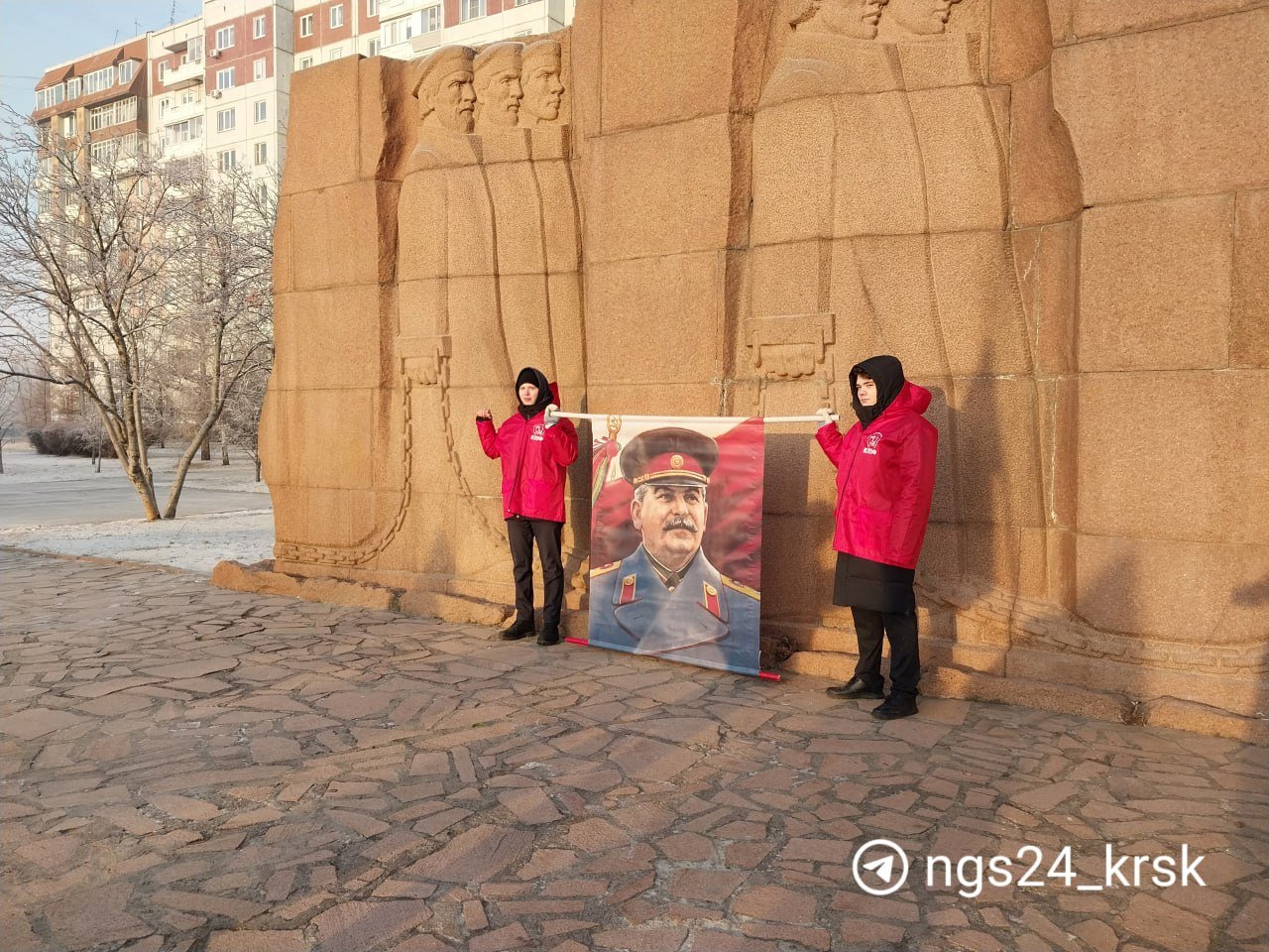 В Красноярске люди с флагами и в жилетках КПРФ отметили день рождения Иосифа Сталина возле мемориального комплекса «Кандальный путь» на Красноярском рабочем, сообщила корреспондентка  .  На месте была пара десятков человек, в основном старшего возраста, но присутствовали и молодые в красных жилетках КПРФ. Они сфотографировались с портретом Сталина на фоне мемориального комплекса. Мероприятие охраняли сотрудники полиции.  Корреспондентке участники пояснили, что отмечают день рождения экс-руководителя СССР Иосифа Сталина  он родился 18 декабря 1878 года, фактически правил страной с 1922 по 1953 годы .   При этом в Красноярском крае до сих пор действует указ губернатора от 27 марта 2020 года о коронавирусных ограничениях. Отказывая в проведении массовых собраний, власти ссылаются именно на этот документ. Например, так было в ноябре 2023 года, когда город не согласовал митинг против бессрочной мобилизации в Красноярске.