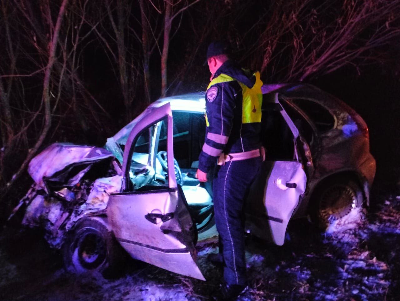 Под Первоуральском Lada лоб в лоб врезалась в грузовик. Тот вез 19 тонн стройматериалов.  Водитель Lada Kalina не рассчитал скорость на скользкой дороге — и вылетел на встречку. Там он попал в Volvo с полуприцепом. ВАЗ от удара смяло «гармошкой».  Пострадали двое: водитель и пассажир Lada. Известно, что стаж водителя — 23 года, в момент ДТП он был трезв.  — Госавтоинспекция призывает водителей неукоснительно соблюдать ПДД, выбирать скорость движения в соответствии с дорожными и погодными условиями, — подчеркнули в свердловской ГИБДД.