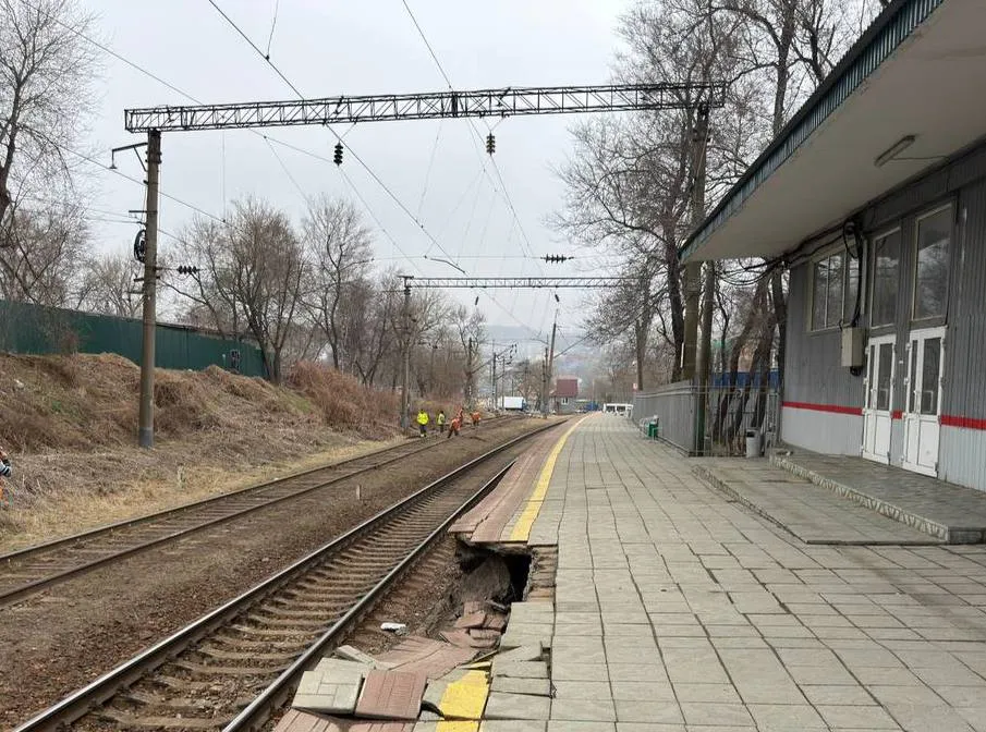 Во Владивостоке во время посадки пассажиров в пригородную электричку под ногами людей обрушился участок пассажирского перрона По предварительным данным в результате происшествия ушибы получили четыре человека Им оказана необходимая помощь информация о тяжелых травмах не поступала Движение поездов на участке осуществляется в штатном режиме Подписывайтесь на BFM И в MAX