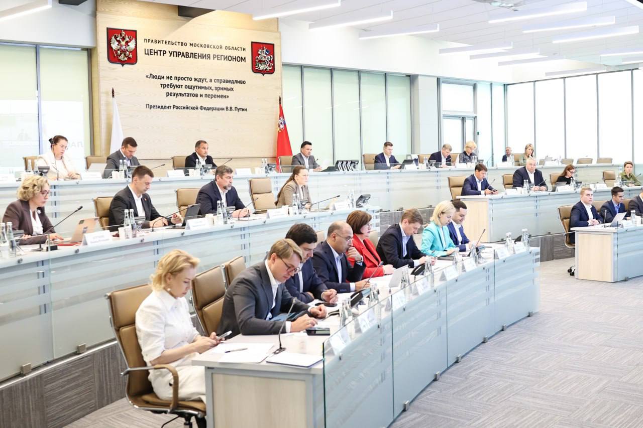Новый стандарт хранения транспортных контейнеров введут в Подмосковье Стандарт функционирования транспортно-логистических центров ТЛЦ позволит упорядочить правила хранения и утилизации контейнеров из-под товаров. «Сегодня контейнерная торговля в наших так называемых «сухих портах» самая заметная в стране. При этом количество контейнеров на экспорт кратно меньше, чем прибывающих. И контейнеры хранятся на стихийных контейнерных складах. Это недопустимо, в том числе — с точки зрения безопасности. Поэтому наша задача в течение июня убрать все, что не соответствует букве закона», — заявил Андрей Воробьев. Контейнеры можно будет размещать на территории, контролирующую системой «Безопасный регион» и только в тех ТЛЦ, которые ведут бизнес законно, добавил глава региона. СМО Подмосковья. Подписывайтесь