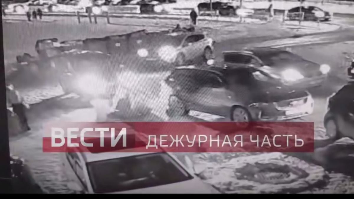 В сети опубликовали видео с похищением воронежского бизнесмена Пермякова, убитого в Кемерово     На кадрах с камеры на парковке ТЦ в Кемерово видно, как убийцы похищают воронежского бизнесмена Максима Пермякова. Мужчину повалили на землю и связали ему руки, а затем насильно усадили в машину.  ↗  Прислать новость   Подписаться