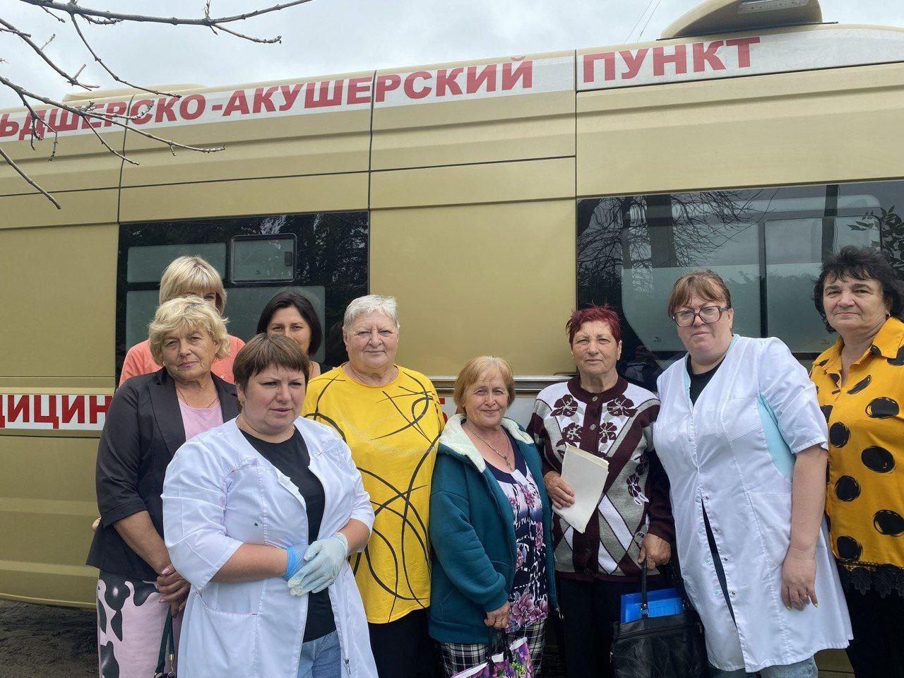 Еще 40 жителей села Мусиевка Меловского м.о. прошли диспансеризацию Бригада медицинских специалистов Меловской центральной районной многопрофильной больницы осуществила выездной приём в село Мусиевка, Меловского муниципального округа. В состав медицинской бригады вошли: - гинеколог; - хирург; - отоларинголог; - окулист; - невролог. Специалисты провели осмотр 40 жителей села. Все осмотренные жители прошли первый этап диспансеризации. Так же, были выполнены: - 35 электрокардиограмм; - 28 анализов крови, на общеклинические и биохимические показатели; - 14 цитологических исследований. По результатам обследования, у 15 пациентов, были выявлены различные патологии. Пятерым из них было выдано направление на госпитализацию. «Диспансеризация доступна каждому совершеннолетнему россиянину абсолютно бесплатно. Её стоит пройти, даже если нет жалоб и ничего не болит, так как некоторые серьезные заболевания на ранних стадиях протекают абсолютно бессимптомно. Настоятельно рекомендуем, проходить диспансеризацию своевременно. Успешнее всего, заболевания поддаются лечению на ранней стадии. Пройдите диспансеризацию и убедиться в том, что у вас нет болезней, которые требуют немедленного лечения» - отметила Ольга Хрипко главный врач Меловской ЦРМБ. #Национальныйпроектпродолжительнаяиактивнаяжизнь #диспансеризация Источник:РОИВ - Здравоохранение/медицина/обеспечение лекарственными препаратами Министерство здравоохранения ЛНР Минздрав России Администрация Меловского муниципального округа ЛНР