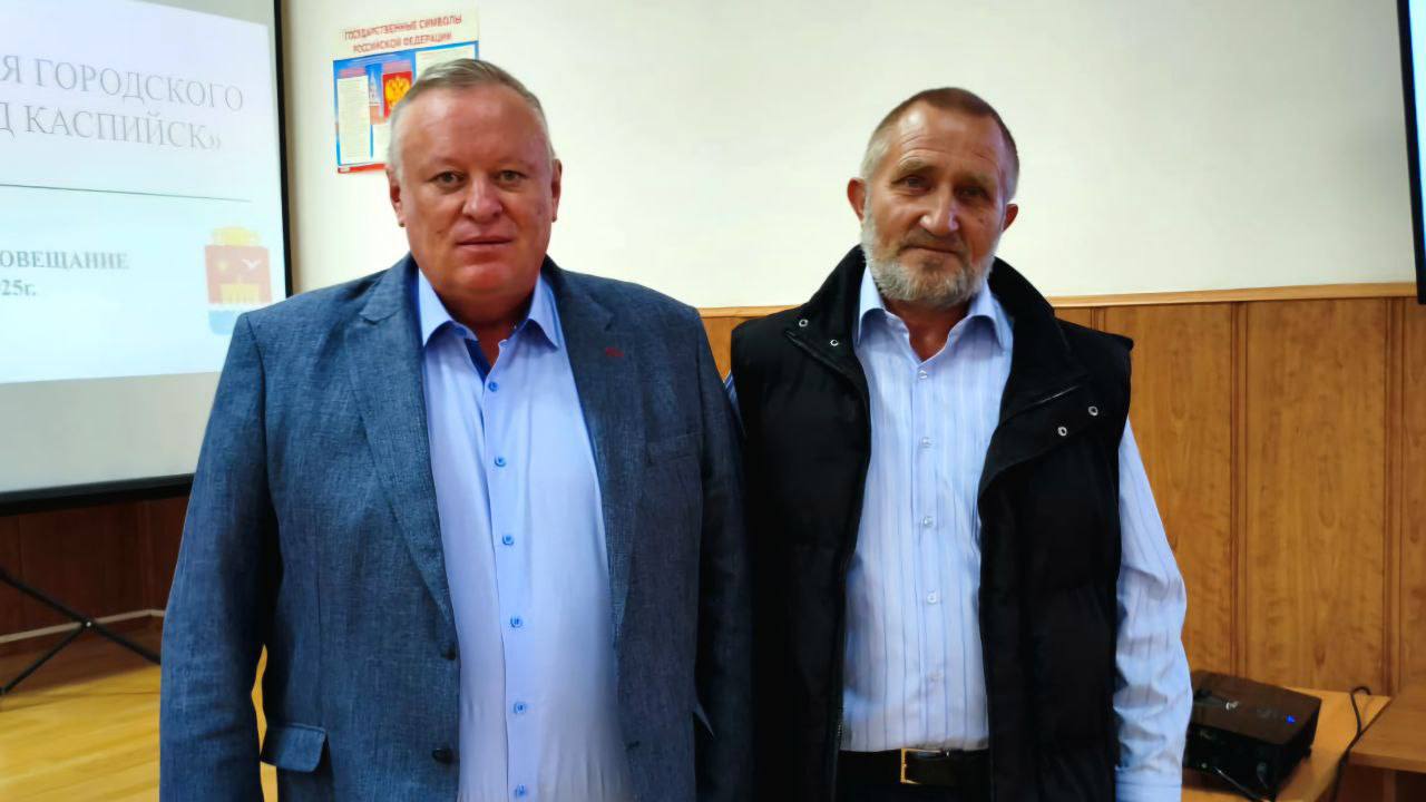 Борис Гонцов вручил благодарственное письмо Александру Ульянкину за спасение ребёнка Сегодня, 30 мая, в актовом зале администрации Каспийска глава города вручил благодарственное письмо сторожу школы №5 Александру Ульянкину. Александр Ульянкин был отмечен за героический поступок. Работая сторожем в школе №5, он спас пятилетнюю девочку — воспитанницу детского сада №12, которая упала в котлован с водой. Инцидент произошёл 8 мая. Благодаря его быстрой реакции ребёнок был извлечён из воды и доставлен в городскую больницу. «ЗАМАНА»