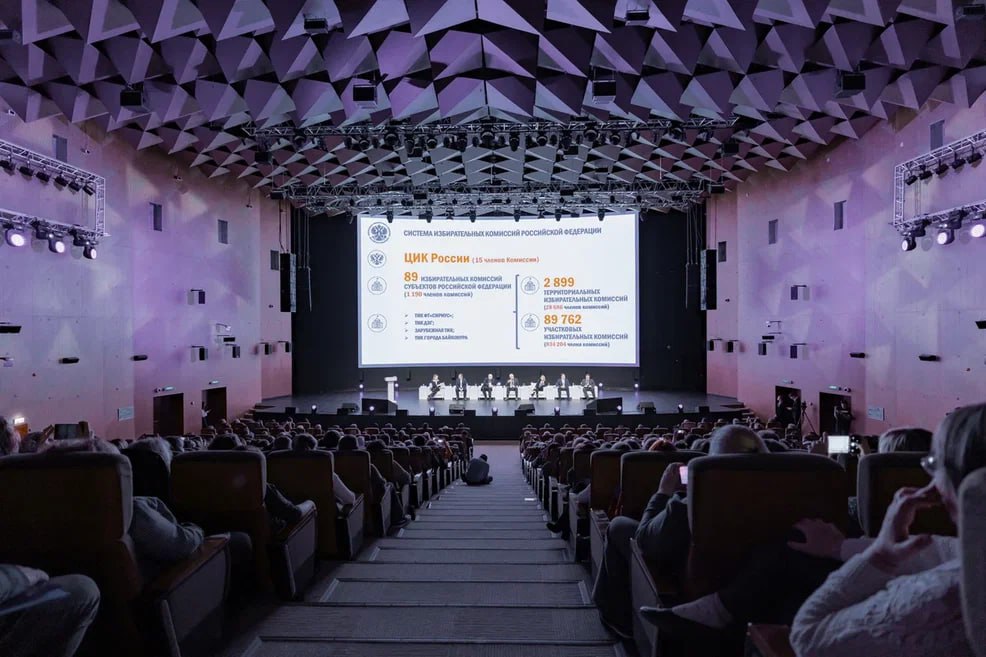 Почти 150 тысяч наблюдателей работали на участках в ЕДГ2025 из них более трети подготовили и направили общественные палаты Об этом сообщила Наталья Бударина на пленарном заседании Всероссийского конгресса наблюдателей который состоялся в Москве в воскресенье Элла Памфилова направила участникам конгресса приветственное слово Ваша миссия это не дежурство в помещении избирательного участка Это служение принципам справедливости законности и правды Это вклад в наше общее дело построения успешного стабильного правового государства В современных условиях когда информационные атаки становятся все изощреннее ваша объективность и ваша компетентность становятся важнейшим аргументом в противодействии лжи и фальсификациям Выступление Натальи Будариной было посвящено опыту взаимодействия организаторов выборов с наблюдательским корпусом и предстоящей в будущем году работе на выборах депутатов Государственной Думы Предстоит масштабная федеральная кампания и у наблюдателей очень важная миссия Общественное наблюдение за всеми этапами избирательных кампаний формирует уверенность общества в том что наши выборы находятся под пристальным вниманием профессионалов представителей общественных структур Павел Андреев обратил внимание участников сессии Выборы и медиа донести правду победить фейки на тот факт что медиа сегодня не справляются с запросом аудитории на правду Опросы общественного мнения показывают что аудитория опасается того что не может определить где правда где ложь и существенную роль в снижении качества информации и доверия к ней играет искусственный интеллект и вал сгенерированных и распространяемых с его помощью фейков В то же время избиратели с вниманием и пониманием откликаются на беспрецедентную открытость избирательной системы на интересный понятный эмоционально цепляющий контент который предлагаем мы и наблюдатели блогеры Показателем этого может служить то что доверие к результатам выборов в полтора раза превосходит уровень доверия к медиа