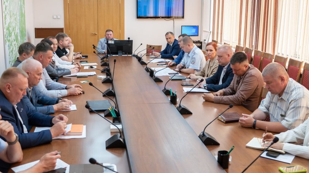 Администрация Кирова разрабатывает строгие правила использования электросамокатов после 12 ДТП с их участием в этом году, два из которых произошли с подростками до 16 лет. Основные изменения: Запрет аренды детям: Предложено ограничить доступ несовершеннолетних к прокату. Спецзоны для катания: Самокаты хотят запретить в узких пешеходных зонах. На Октябрьском проспекте хотят протестировать выделенную дорожку. Борьба с парковкой: Самокаты, брошенные вне спецзон, будут эвакуировать на штрафстоянки. В июле проект изменений в правила внешнего благоустройства вынесут на рассмотрение депутатов Кировской городской Думы.