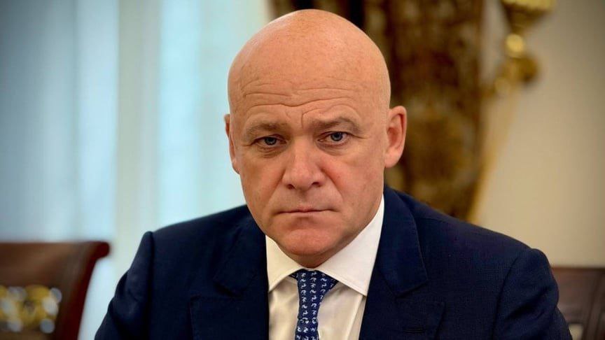 Комиссия при Зеленском приняла решение лишить украинского гражданства мэра Одессы Геннадия Труханова Об этом сообщает одесское издание Думская со ссылкой на источники Если указ подпишет Зеленский Труханов автоматически потеряет свои полномочия без дополнительных решений суда или городского совета Напомним вчера сам Труханов выступил с обращением в котором заявил что сегодня Зеленский намерен лишить его украинского гражданства НАШИ РЕСУРСЫ Telegram YouTube RUTUBE