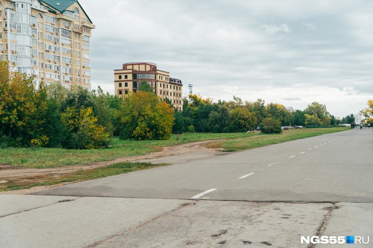 В Омске выбрали подрядчика, который в 2025-2026 годах проведет капитальный ремонт набережной Тухачевского. Им стала компания «СибРос». Стоимость контракта составит 434,7 миллиона рублей. За эти деньги «СибРос» в текущем году выполнит инженерные изыскания на местности, сделает проектную и рабочую документацию. Непосредственно работы на набережной намечены на период с 1 апреля по 20 августа 2026 года.