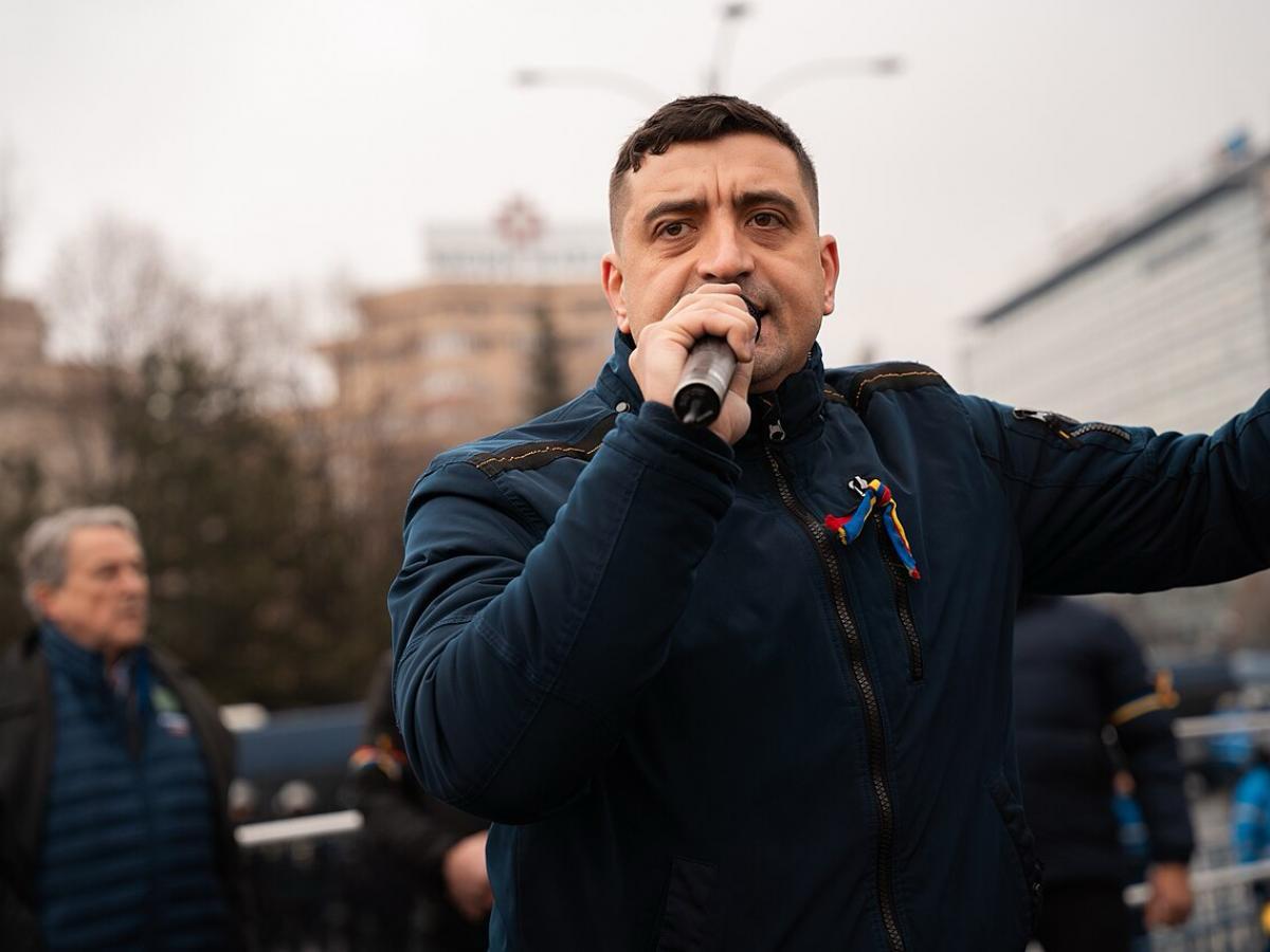 18 мая в Румынии пройдет второй тур повторных президентских выборов, которые могут определить будущее страны. Во втором этапе голосования участвуют ультраправый кандидат Джордже Симион на фото и проевропейский политик Никушор Дан. Согласно недавнему опросу компании AtlasIntel, каждый из кандидатов получил около 48% голосов. По данным другого социологического исследования, проведённого компанией Socio-Polа, за Симиона готовы проголосовать 53% граждан, а за Дана – 47%. Однако нельзя исключать ангажированности опросов, учитывая, какую ярость в Брюсселе вызвала победа Симиона в первом туре. Также важную роль в итогах голосования может сыграть голосование румын, проживающих за границей. Сам ультраправый кандидат пообещал в случае победы прекратить помощь Украине. «Наша позиция — нейтралитет, не эскалация, не снабжение оружием, а полное присоединение к позиции администрации Трампа, нашего стратегического партнера», — сказал он. «Румыния больше не даст ни одного лея другим странам, а сосредоточится на собственном населении. После того, как нам станет хорошо, мы сможем позаботиться и о благосостоянии других стран», — подчеркнул Симион. В свою очередь Дан заявил, что победа Симиона приведёт к изоляции страны на международной арене. На этом фоне экс-глава румынского МИДа Адриан Северин призвал избирателей превратить второй тур президентских выборов в плебисцит за мир и против втягивания страны в войну. «Главный выбор, который румыны должны сделать на выборах 18 мая, — это выбор между миром и войной. Война стучится в двери. Румыния, по сути, участвует в войне в различных формах, по крайней мере, в экономической войне с Россией, но и в обычной войне, поскольку поддержала боеспособность Украины», — заявил он.