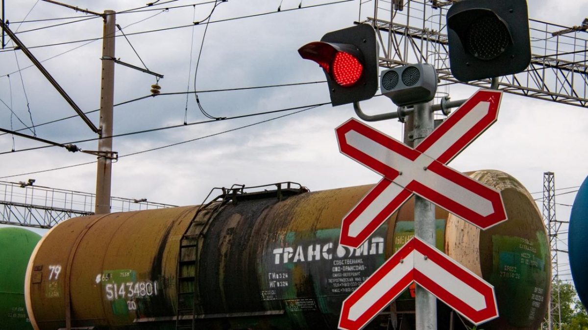 НПЗ могут остаться без экспорта  Российские власти готовятся ввести с 1 августа временный запрет на экспорт бензина для его производителей. Срок его действия может составить от одного до двух месяцев, сообщает ТАСС со ссылкой на источники.   Одновременно прорабатывается расширение допустимого диапазона отклонения цен для сохранения демпферных выплат нефтяным компаниям.  Сейчас запрет на экспорт бензина распространяется только на трейдеров, он действует до конца августа.  Вице-премьер Александр Новак ранее заявлял, что кабмин в случае необходимости рассмотрит полное ограничение экспорта, включая поставки производителей.    Параллельно министерство финансов совместно с заинтересованными ведомствами обсуждает возможные изменения демпфирующего механизма. В частности, рассматривается предложение главы "Роснефти" Игоря Сечина расширить допустимый диапазон отклонения биржевых цен от индикативных на 10 процентных пунктов: для бензина — с 10% до 20%, для дизельного топлива — с 20% до 30%.    В Минфине склоняются к более умеренному варианту — увеличению диапазона на 5 п.п. В качестве компромисса может быть принято поэтапное расширение: сначала до 15% и 25% соответственно, а затем — до предложенных нефтяными компаниями значений.      По данным ИнфоТЭК, оба эти решения могут быть увязаны друг с другом, учитывая, что текущий рост биржевых цен на топливо повышает риск обнуления демпферных выплат.  По данным Петербургской биржи, стоимость АИ-92 последние два дня превышает  психологическую отметку, при которой демпфер может быть отменен. АИ-95 также приближается к рекорду сентября 2023 года  76 797 руб./т .  Если тенденция сохранится, нефтяные компании могут столкнуться с потерей бюджетных компенсаций, что создаст дополнительную налоговую нагрузку на отрасль. Власти, со своей стороны, стремятся сдержать резкий рост цен на топливо внутри страны.  Окончательное решение по запрету экспорта и корректировке демпфера должно быть принято правительством в ближайшее время.