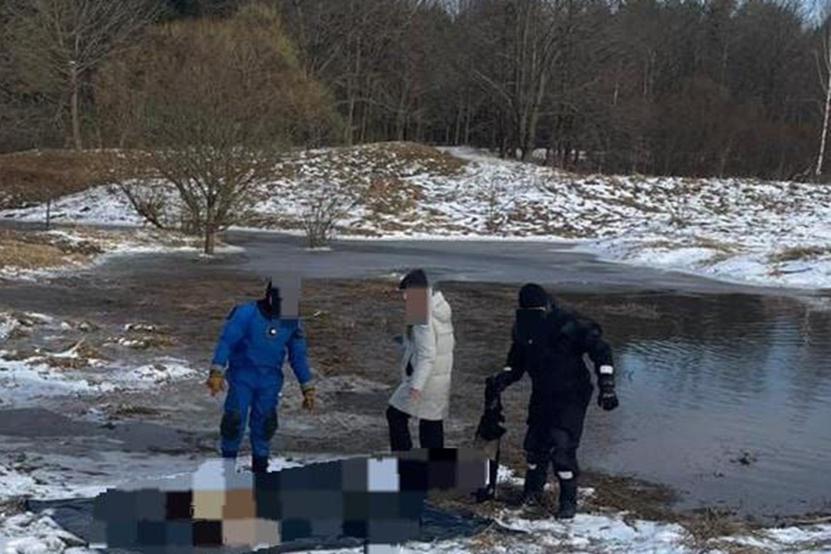 Водолазы нашли тело подростка, убитого отчимом в Смоленской области  Водолазы поисково-спасательного отряда Рославля обнаружили тело 14-летнего мальчика, которого, по версии следствия, убил отчим. Трагедия произошла в конце 2024 года в селе Екимовичи.  Об исчезновении подростка стало известно 26 декабря. В январе на его поиски выезжали добровольцы из московского и орловского отрядов «Добротворец», но безрезультатно. В конце месяца водолазы Смоленского пожарно-спасательного центра вновь приступили к работе. 6 февраля тело найдено в реке Десна, неподалеку от деревни Крутогорка. Останки переданы правоохранительным органам.  По информации нашего издания, после исчезновения мальчика среди местных жителей поползли страшные слухи: якобы тело несколько дней оставалось спрятанным, а затем отчим вывез его к реке на санках. Всё это происходило на глазах младшего ребенка.  Подробнее: