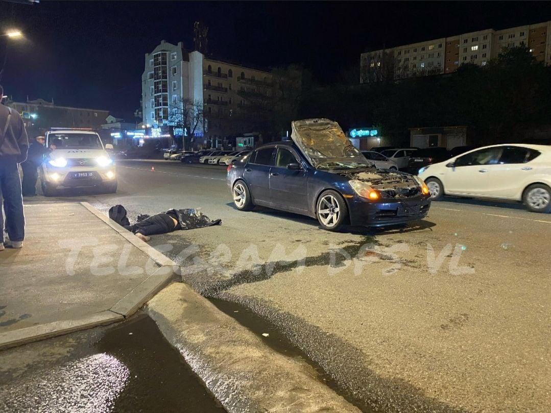 Смертельное ДТП на Нижнепортовой, 6г во Владивостоке. 19-летний водитель Nissan Skyline сбил мужчину, переходившего дорогу по пешеходному переходу. От удара пешеход подлетел в воздух и упал на крышу автомобиля. Тело погибшего отбросило более чем на 100 метров от перехода. ... ПОДПИСАТЬСЯ. ДПС ВЛАДИВОСТОКА