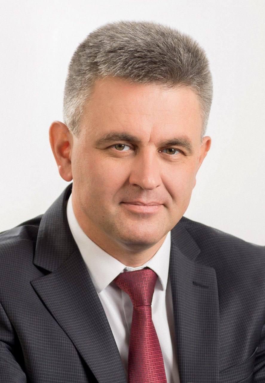 Президент Красносельский поздравил народ Абхазии с Днём Конституции В телеграмме говорится что принятый в соответствии с волей народа Основной закон страны является прочной основой государственности гарантом прав и свобод граждан а также важнейшим ориентиром на пути развития демократических институтов и укрепления правопорядка Вадим Красносельский выразил уверенность что в условиях современных вызовов заложенные в Конституции принципы будут служить опорой для консолидации общества достижения общенациональных целей продолжат играть ключевую роль в реализации стратегических задач и развитии государства