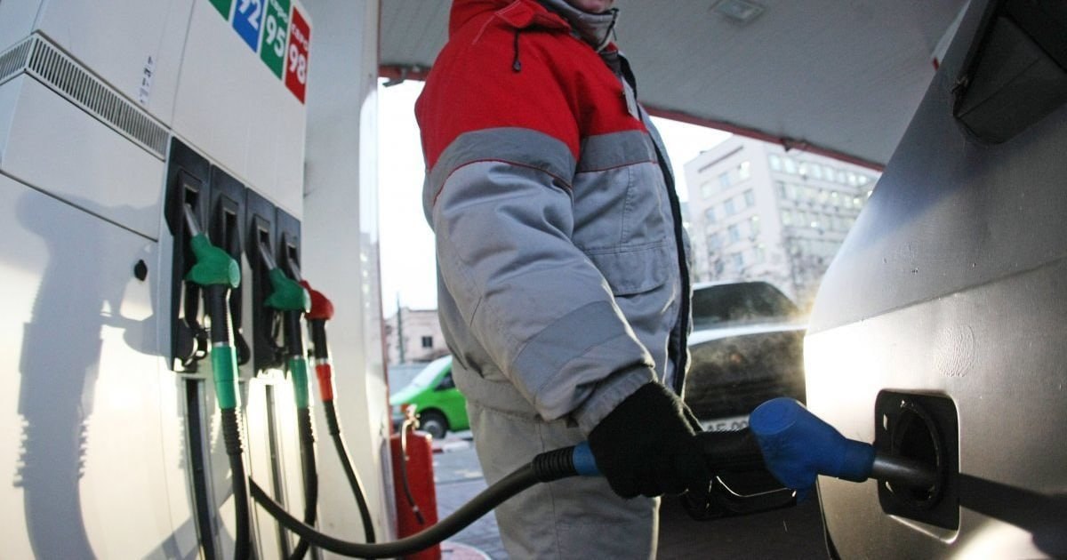 Самая низкая средняя цена литра бензина на заправках в России по итогам января была в Курганской Томской областях и Алтайском крае выяснило РИА Новости проанализировав данные Росстата По данным Росстата в среднем литр бензина в январе на заправках в Курганской области стоил 60 55 Это самая низкая цена в стране На втором месте Томская область где цена составила 61 61 за литр Замыкает тройку лидеров Алтайский край там бензин автовладельцам обходился в 61 71 В первую десятку регионов страны с самой низкой средней стоимостью автомобильного топлива также вошли Челябинская 61 83 за литр бензина Омская 62 18 Новосибирская 62 25 Кемеровская 62 32 и Ивановская 62 43 области республики Коми 62 63 и Марий Эл 62 77 Самый дорогой бензин в январе был на Дальнем Востоке в Камчатском крае 83 42 за литр Сахалинской области 82 44 Магаданской области 79 65 В среднем по России литр бензин в январе стоил 65 63 Росстат проводит свои расчеты средней цены по данным еженедельного мониторинга цен более чем в 1800 АЗС расположенных в 280 обследуемых городах России