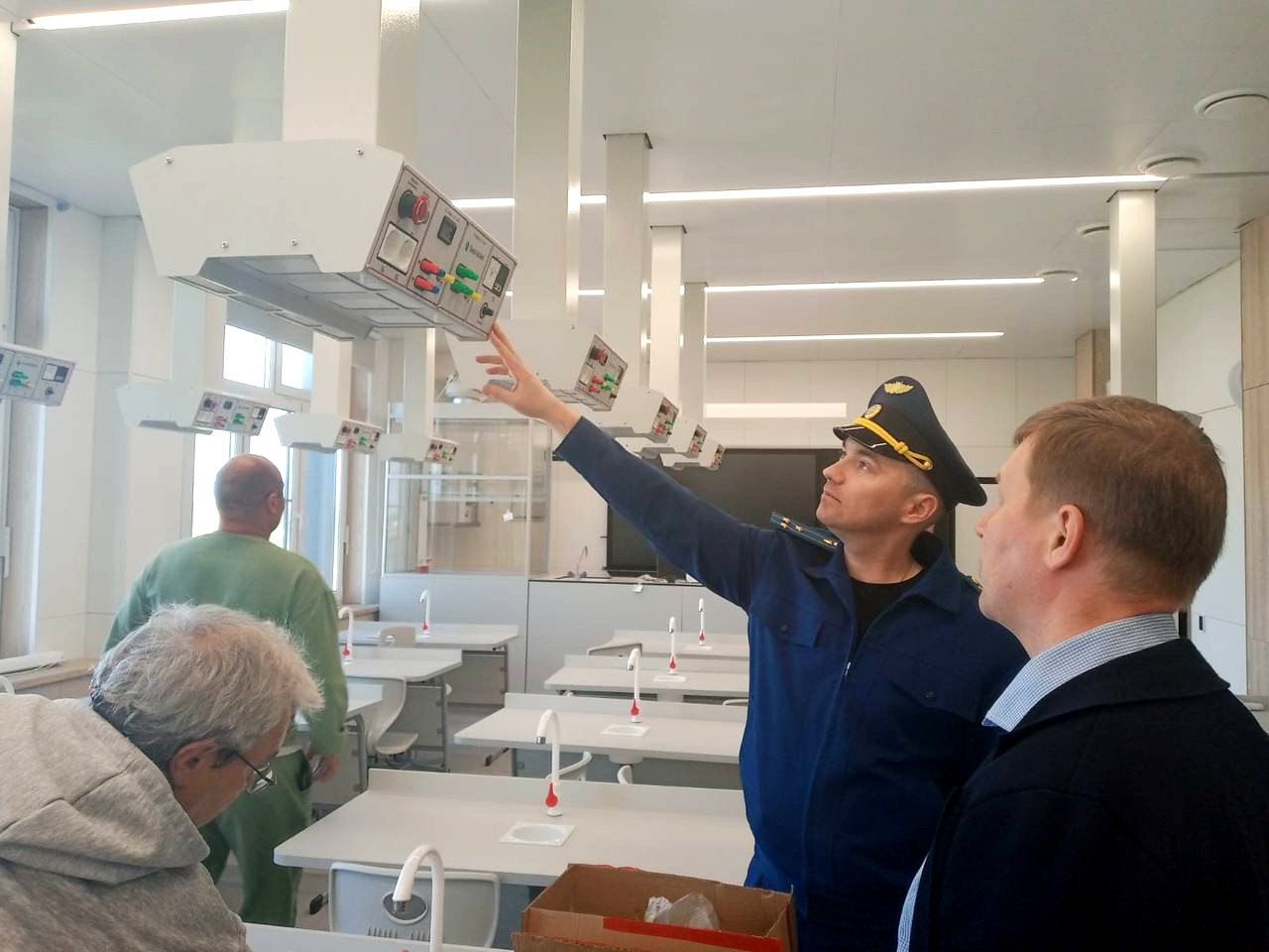 Прокуратура Архангельска проверила ход капитального ремонта школ и детсадов Прокурор города Архангельска Антон Филимонов и его заместитель Владислав Кононов проверили ход проведения капитальных ремонтов зданий Соломбальской специальной коррекционной общеобразовательной школы-интерната, средних школ №11, №14» и №93», детского сада №113 «Ветерок», а также строительства школы в округе Майская Горка.