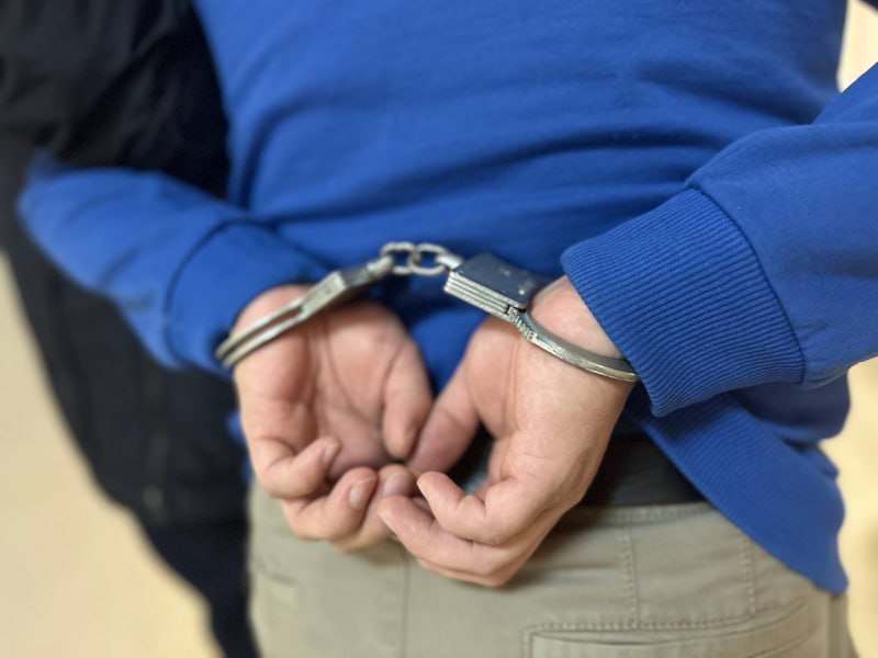 Челябинские полицейские задержали местного жителя, подозреваемого в совершении двух грабежей   Злоумышленник с разницей в несколько часов открыто похитил имущество у покупателей, которые находились в сетевых магазинах.   ‍ Оперуполномоченные уголовного розыска Отдела полиции «Курчатовский» УМВД России по г. Челябинску совместно с коллегами из городского Управления, задержали ранее судимого местного жителя, 1980 года рождения, который, применив насилие не опасное для жизни и здоровья, открыто похитил имущество двух местных жителей.     Задержанный, находясь около сетевого магазина по улице Салавата Юлаева, сорвал с шеи одного потерпевшего золотую цепочку, а у второго открыто похитил телефон и кольцо. Общая сумма причиненного ущерба составила более 100 000 рублей.    Сотрудники полиции в ходе проведения комплекса оперативно-розыскных мероприятий установили, что к совершенным преступлениям причастен ранее неоднократно судимый местный житель. Установив его местонахождение, оперативники задержали его. Похищенный телефон изъят, местонахождение цепочки и кольца полицейскими устанавливается.     В отношении подозреваемого в районном Отделе полиции возбуждены уголовные дела по признакам преступления, предусмотренного частью 2 статьи 161 УК РФ  Грабеж .    ‍  В порядке статьи 91 УПК РФ он выдворен в изолятор временного содержания. Мера пресечения избирается.     #мвд74 #полиция74 #ПолицияЧелябинскойобласти #Челябинскаяобласть #Челябинск #грабеж