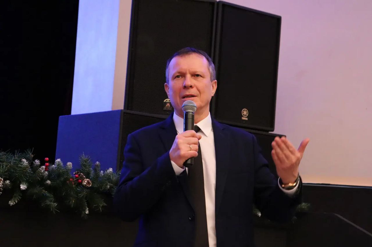 В 2025 году в сфере культуры и спорта наш округ сделал ещё один важный шаг к созданию комфортной среды для жителей всех возрастов Завершены работы по установке навесной фасадной системы и подсветки здания Детской школы искусств а также комплексному благоустройству прилегающей территории Это стало возможным благодаря нашей совместной с губернатором Валерием Лимаренко работе Особенно радостно отметить что после капитального ремонта вновь открыл свои двери плавательный бассейн ставший центром спортивной активности для детей и взрослых Были проведены работы по реставрации памятника регионального значения дому Антона Павловича Чехова а также обустроена прилегающая территория что создаёт современное и комфортное пространство для жителей и туристов