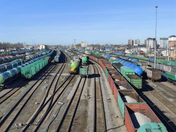 Внедрение ИИ сократило в 10 раз время осмотра вагонов после ремонта Внедрение технологий на основе искусственного интеллекта позволило сократить время осмотра вагонов после ремонта с 40 до 3 5 минут Об этом в эфире телеканала Россия 24 рассказал заместитель генерального директора ОАО РЖД Евгений Чаркин Подробнее