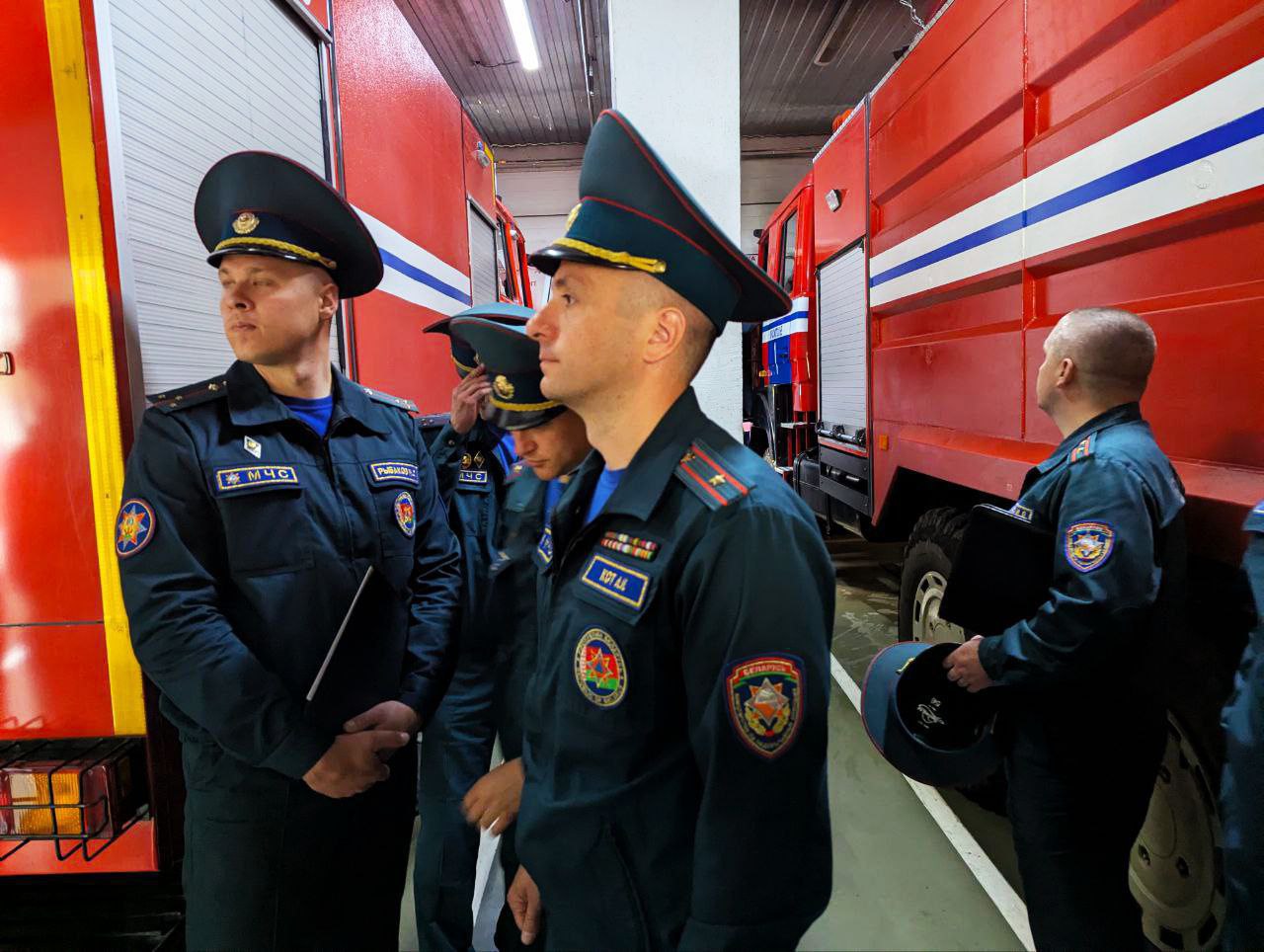 Областной семинар-совещание с первыми заместителями начальников Г Р ОЧС и ПАСО Могилевской области прошел сегодня в Краснопольском районе Для участников семинара провели обзорную экскурсию по ПАСЧ 1 Краснопольского РОЧС. На семинаре были рассмотрены вопросы: основные замечания, выявленные во время проверок; организация поиска людей в экосистемах; разбор боевой работы. Также было проведено тестирование для проверки знаний участников. Затем одним из практических этапов семинара стало тушение условного пожара в многоквартирном здании с поиском «пострадавших». Такой формат позволил участникам отработать навыки взаимодействия и быстрого реагирования в экстренных ситуациях, что крайне важно для эффективной работы подразделений.