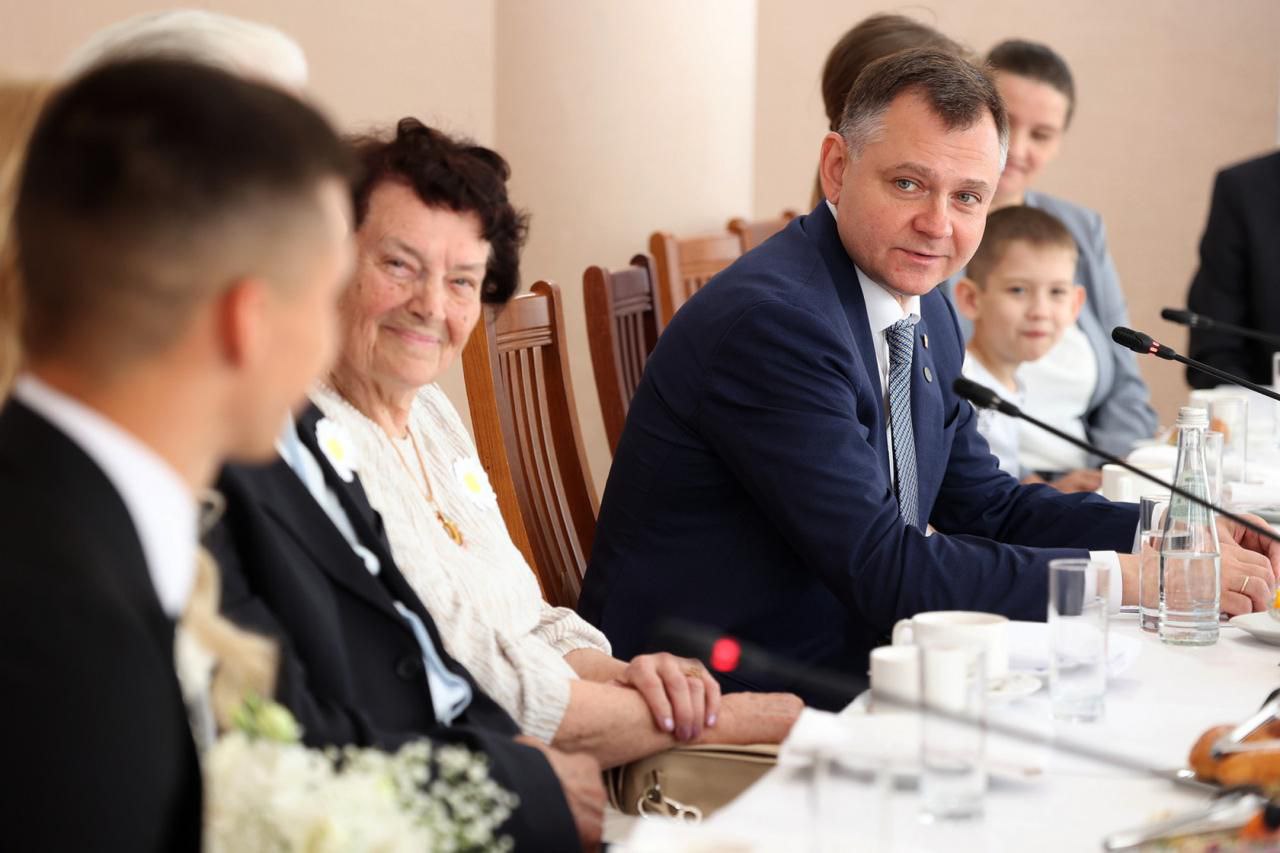 В Ростовской области с начала года почти 500 многодетных семей получили единовременную выплату — 300 тысяч рублей за рождение третьего и последующих детей. По поручению губернатора Юрия Слюсаря помощь предоставляется всем, вне зависимости от доходов и имущества. Также стартовала компенсация — половина стоимости обучения одного из детей до 23 лет в донских колледжах и вузах. Подать на выплату могут молодые семьи и одинокие родители до 35 лет, имеющие гражданство России и постоянную регистрацию в регионе. Для этого нужно обратиться в местный орган соцзащиты. На 2025 год на программу заложено около 400 миллионов рублей из федерального и областного бюджетов — этой суммой планируется поддержать около 1,3 тысячи семей. Кроме того, по инициативе Слюсаря в области действуют и другие меры: пункты проката для новорождённых, бесплатное сопровождение беременных и программа ЭКО. Поддержка семей остаётся одним из главных приоритетов области.