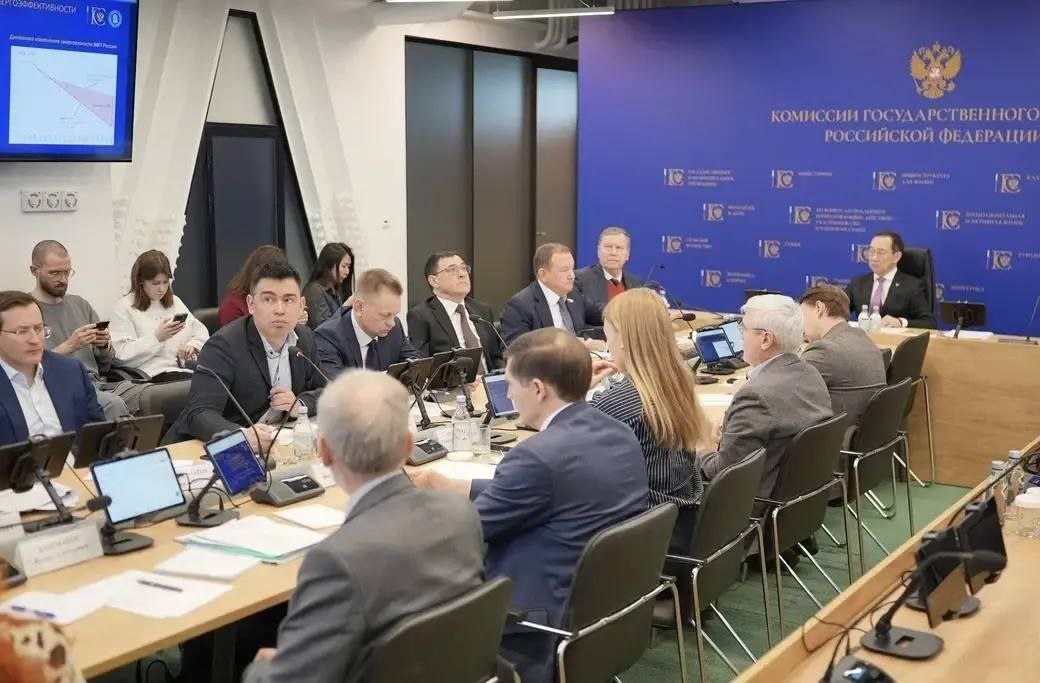 Комиссия Госсовета РФ по энергетике определила ключевые векторы работы на 2026 год Заседание прошло в Москве под председательством руководителя комиссии главы Республики Саха Якутия Айсена Николаева Руководитель комиссии подчеркнул что государственной программой предусмотрено снижение энергоемкости ВВП на 35 к 2035 году по сравнению с уровнем 2019 года Энергетической стратегией до 2050 года поставлены цели по снижению удельного расхода топлива на выработку электроэнергии с 248 до 239 г у т кВт ч и сокращению потерь в сетях с 10 1 до 7 3 ulusmedia Читайте нас в MAX