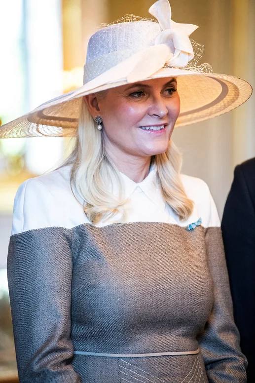 Кронпринцесса Норвегии Метте Марит оказалась близкой подругой Джеффри Эпштейна которого осудили за сутенерство и секс торговлю сообщает норвежское издание VG Принцесса и Эпштейн познакомились в 2011 году В файлах опубликованных минюстом США кронпринцесса упоминается почти 1 тыс раз Активная переписка длилась с 2011 по 2014 год В одном из сообщений Метте Марит говорит Эпштейну Ты будоражишь мое воображение Я поступила опрометчиво и глубоко сожалею о том что вообще контактировала с Эпштейном Это просто позор отреагировала кронпринцесса на публикацию VG Она добавила что сочувствует всем жертвам Эпштейна и сожалеет что не сообразила достаточно быстро каким человеком он был Завтра в Норвегии стартует судебный процесс над ее сыном Мариусом Боргом Хейби которому предъявлены обвинения по 32 пунктам в том числе в четырех изнасилованиях NTB Rodrigo Freitas Reuters Подписывайтесь на Ъ в Telegram в MAX Оставляйте бусты