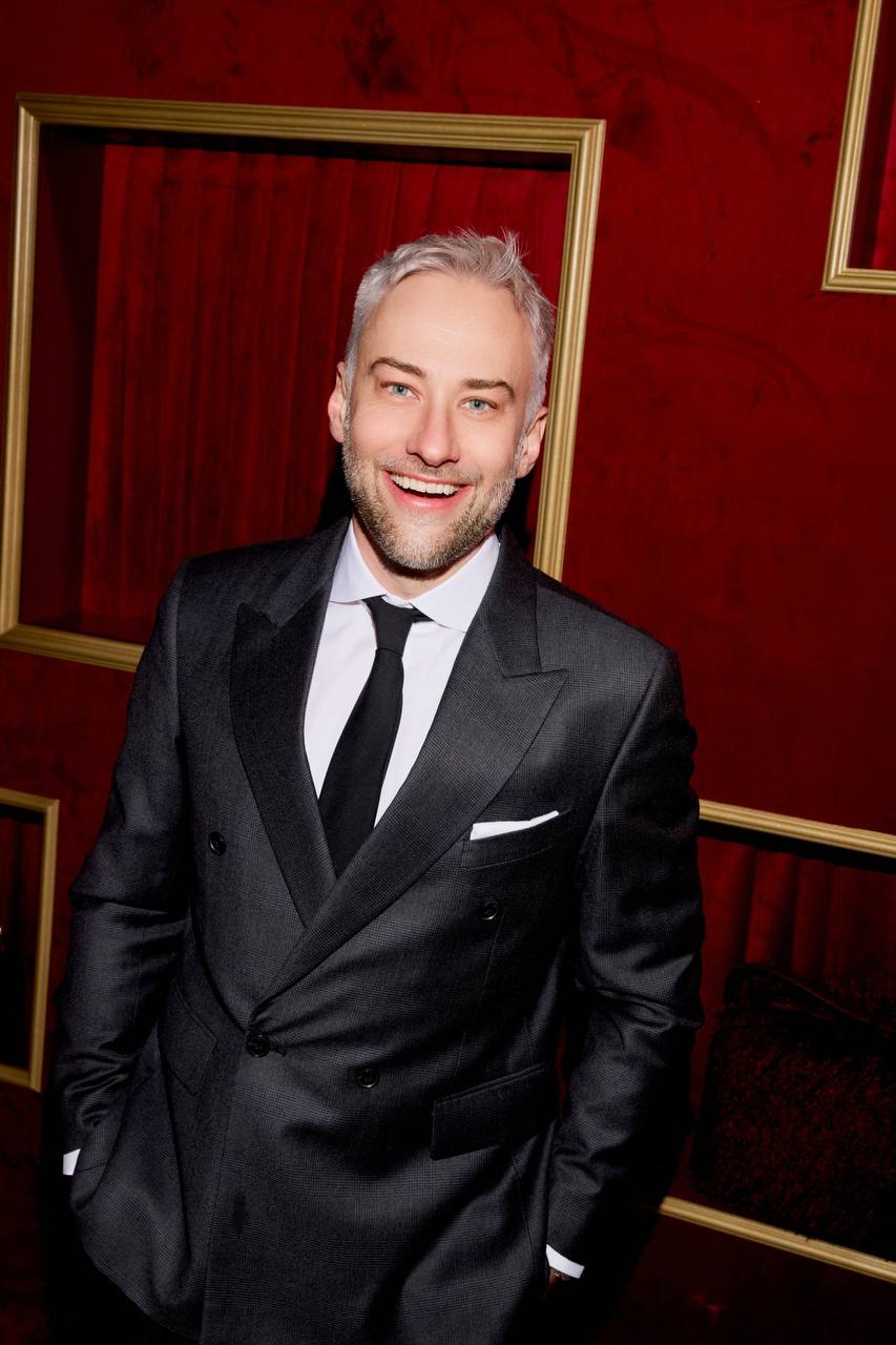 Команда Москвички вчера отметила двухлетие журнала впервые за несколько лет открыв двери легендарного Елисеевского для друзей и партнёров Исторический гастроном на один вечер превратился в волшебный кукольный театр Пространство разделили на тематические зоны партнёров а огромный стол с угощениями и авторские коктейли дополнили атмосферу большого праздника Музыкальным хедлайнером вечера стал Ваня Дмитриенко его хиты пели хором а ближе к финалу за пульт встал один из самых востребованных диджеев Москвы Ефим Гинзбург Генеральным партнёром праздника стал девелопер недвижимости категории de luxe R4S Для гостей команда R4S приготовила особенный сюрприз одному из них выпал шанс стать обладателем заветных билетов в Большой театр на балет Щелкунчик Партнёры L Occitane в своём корнере разместили волшебный экспресс с подарками а Rendez Vous организовал лотерею с подарками в виде сумок и аксессуаров За коктейли на вечеринке отвечал бренд премиального коньяка Старейшина