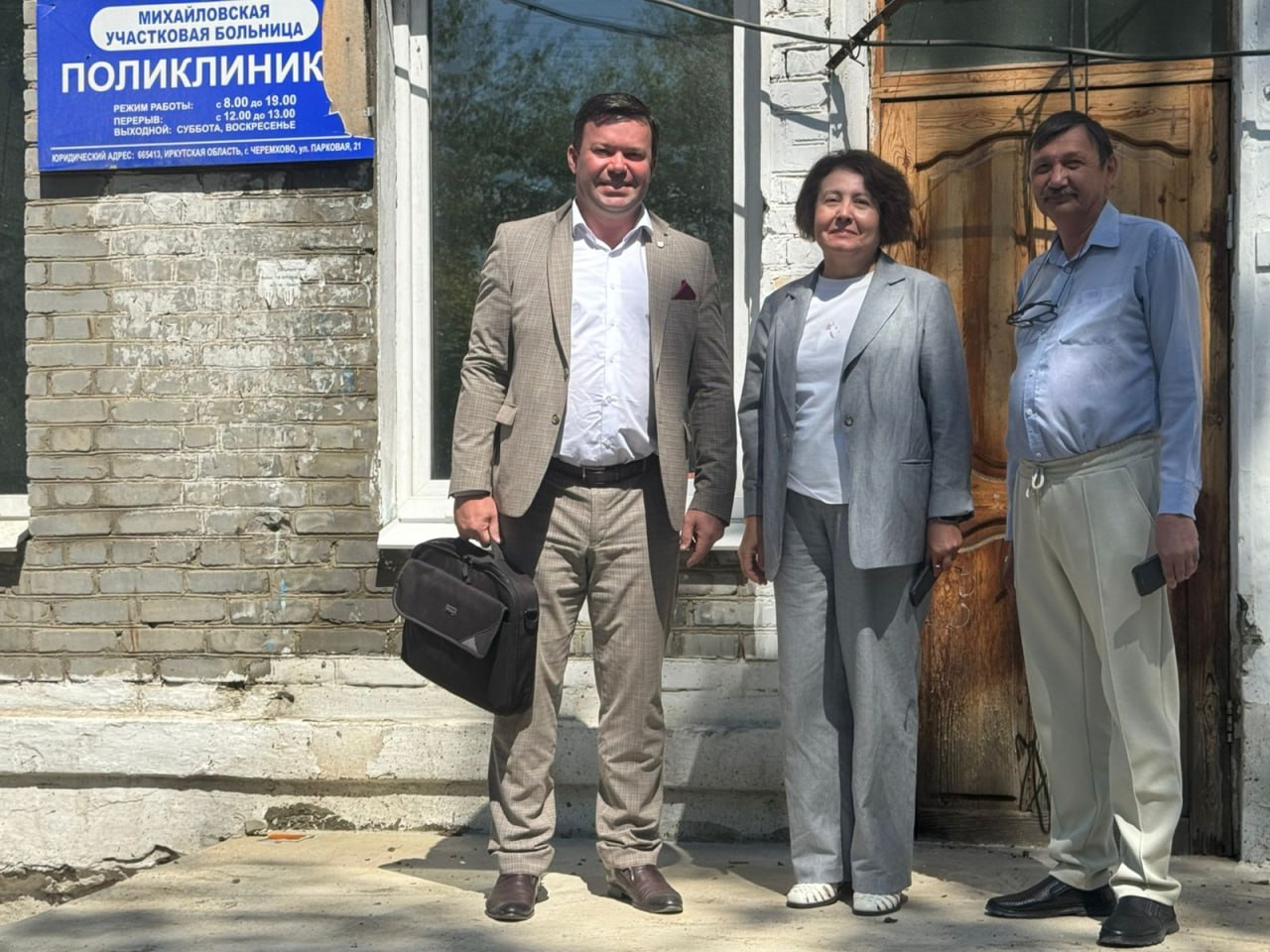 Капитальный ремонт здания поликлиники в поселке Михайловка планируют завершить до конца 2025 года  Заместитель министра здравоохранения Иркутской области Галина Синькова проверила ход выполнения капитального ремонта поликлиники участковой больницы в поселке Михайловка Черемховского района.    Подрядчик приступил к работам по капремонту в начале 2025 года в рамках регионального проекта «Модернизация первичного звена здравоохранения» нацпроекта «Продолжительная и активная жизнь».    На проведение работ выделили 70 млн рублей. С учетом доработки проекта подрядчик планирует завершить ремонт в декабре 2025 года.  «Завершение капитального ремонта поликлиники в Михайловке не только обеспечит современное качество медицинских услуг, но и создаст комфортные условия для пациентов и медицинских работников. Этот проект − важный шаг к улучшению инфраструктуры здравоохранения не только в Черемховском районе, но и в целом в регионе», − отметила Галина Синькова.  Подробнее – на портале Иркутской области.