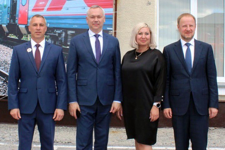 Главе Сузунского района попросили 5 лет колонии Обвинение потребовало 5 лет колонии общего режима для экс-главы Сузунского района Новосибирской области Лилии Некрасовой по делу о мошенничестве и превышении полномочий ч. 3 ст. 159 и ч. 2 ст. 286 УК . Об этом сообщает Управление Судебного департамента по региону. По делу также проходит муж Некрасовой Дмитрий. Их обвиняют в хищении средств муниципального учреждения «Культурно-досуговое объединение» и ОАО «Сузунское ЖКХ», которые подконтрольны администрации района. По версии следствия, Некрасова дала указание принять канализационные очистные сооружения в Сузуне и оплатить подрядчику работу по программе «Чистая вода», но вскоре несущие элементы каркаса, стен и кровли обрушились. Ущерб бюджету Новосибирской области оценили почти в 7,5 млн рублей, бюджету Сузунского района — в 393,8 тыс. Кроме того, Некрасовой вменяют фиктивное устройство на работу своего мужа в муниципальные предприятия. Оба подсудимых отрицают вину. Последние слова Некрасовых запланированы на 19 мая. Лилия Некрасова родилась 30 ноября 1980 года в Черепаново. Работала экономистом в местной ЦРБ. Окончила Сибирский институт потребительской кооперации и Сибирскую академию государственной службы. С 2006 года работала в администрации Черепановского района, в 2007-м стала замглавы администрации по финансам рабочего поселка Линёво Искитимского района. В 2011-м перешла на пост замглавы Сузунского района. С августа 2011 года по ноябрь 2017 года — заместитель главы района. Сузунский райсовет назначил Некрасову главой администрации в конце ноября 2017 года уже при по представлению конкурсной комиссии, которую наполовину составили из представителей главы региона Андрея Травникова. Некрасова была членом «Единой России». Подписаться Прислать новость Помочь бустами