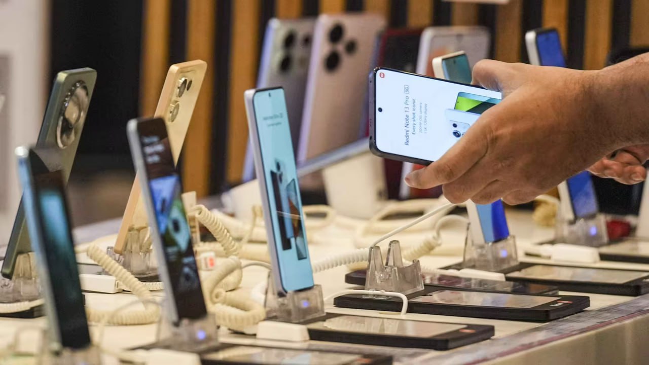 Узбекистан увеличил закупки мобильных телефонов С начала года в страну завезли более 3 млн телефонов на 370 8 млн Основным поставщиком телефонов в Узбекистан по прежнему является Китай Однако растет доля импорта из Вьетнама откуда поступает каждый пятый телефон uznews uz ru news 104786 uznews