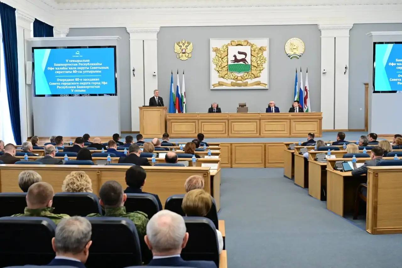 Радий Хабиров на заседании уфимского горсовета вновь обратил внимание депутатов на важность коммуникации с горожанами Несмотря на протокольный характер мероприятия в условиях предстоящих в этом году выборов в Госдуму и Горсовет оно приобретает важное значение Уфа это не только столица республики но и электорально емкий город Причем городское население традиционно критически настроено Поэтому работа с населением Уфы очень важна Скажу прямо за последние годы Уфа заметно преобразилась Построены миллионы квадратных метров жилья новые детские сады школы клиники парки дороги облагорожена инфраструктур появилось больше интересных общественных пространств Дальнейшее развитие города во многом зависит от сильного и работоспособного депутатского корпуса Экономически Уфа действительно смотрится очень хорошо показывая в том числе отличную динамику социального строительства Недавнее открытие школы в Затон Восточный и самой большой школы в ПФО в Кузнецовском затоне говорит само за себя Продолжается работа по развитию общественных пространств и формированию комфортной городской среды В последние годы Уфа прочно застолбила за собой статус одной из конгрессных столиц страны Глава РБ отметил вклад Уфы в поддержку СВО Уфа полностью оправдывает свое высокое звание Город трудовой доблести и сейчас вносит достойный вклад в решение задач специальной военной операции поддержку наших земляков на передовой Отдельно Радий Хабиров остановился на проблеме безопасности обратил внимание на попытки извне вовлечь молодежь в деструктивную деятельность и рост агрессии среди подростков Именно в усилении профилактической работы наряду с допмерами по охране видится сегодня решение проблемы Безопасность детей наша общая безусловная ответственность Вместе с тем перед Уфой стоят серьезные вызовы особенно в сфере экологии и транспортной инфраструктуры Социальное самочувствие уфимца напрямую зависит от качества воздуха и транспортного облуживания И здесь городской Администрации и депутатскому корпусу есть над чем работать Главное действовать слаженно и сообща по всем важным для республики и ее столицы направлениям