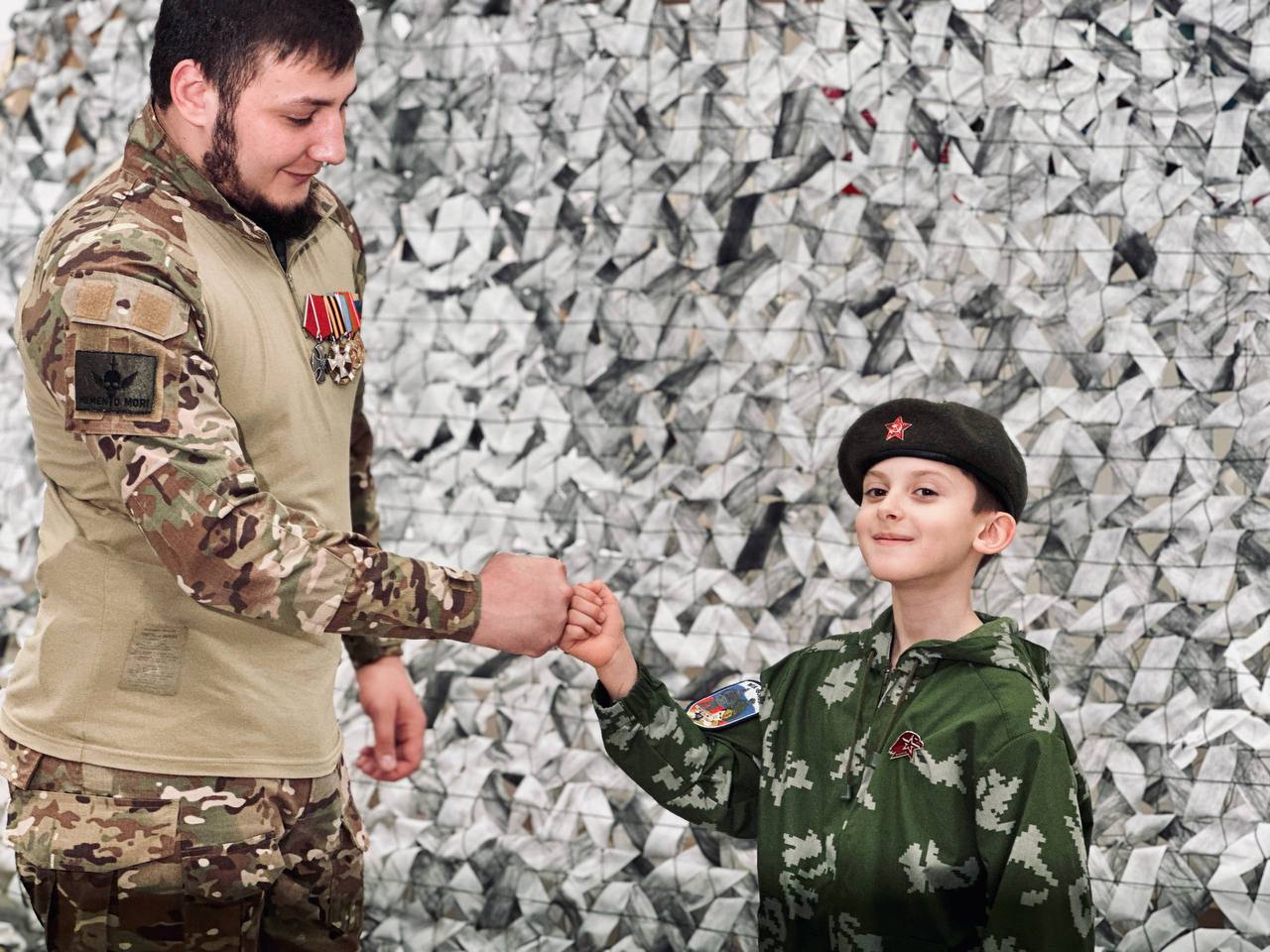 23 января в центре Авангард состоится торжественное открытие Месячника спортивно массовой и военно патриотической работы Это начало целой серии ярких событий где сила духа и выносливость тела идут рука об руку Участников ждут спортивные соревнования и эстафеты тренировки и мастер классы уроки мужества и встречи с ветеранами патриотические акции и исторические квесты Все районы КЧР будут вовлечены в патриотическую работу с молодёжью а в конце этого увлекательного пути будут определены победители и призёры спортивных турниров Начало 23 января в 14 00 Место г Черкесск ул Комсомольская 31 центр Авангард минмолКЧР