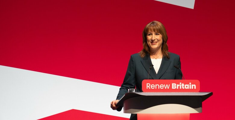 Рост британской экономики не оправдывает ожидания аналитиков ВВП Великобритании в третьем квартале 2025 года вырос на 1 3 в годовом выражении а в квартальном на 0 1 Об этом говорится в отчете Национальной статистической службы ONS Опрошенные Trading Economics аналитики ожидали повышения показателей на 1 4 и 0 2 соответственно Экономисты указывают что для замедления экономики есть веские причины и что ситуация вряд ли улучшится до конца года Это неутешительные новости для министра финансов Рейчел Ривз однако та пообещала представить осенний бюджет который позволит сократить государственный долг и снизить стоимость жизни