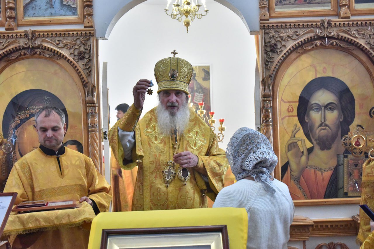 В завершение Богослужения митрополит Петр вручил награды Оренбургской епархии. За оказание благотворительной помощи на строительство и благоукрашение храма в честь Святителя Николая Чудотворца поселения Маякское Соль-Илецкого района Оренбургской области: - Надежда Петровна Ерошенко награждена медалью Табынской иконы Божией Матери III степени. - Виталий Петрович Мироненко награжден медалью священномученика Макария Оренбургского III степени.