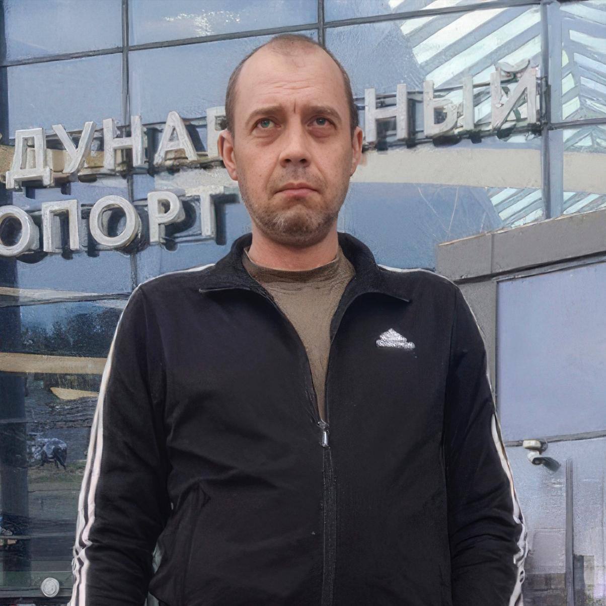 Разыскивается ещё один пропавший мужчина 42 летний Сергей Афонин 28 сентября выехал на автобусе из Комсомольска на Амуре и пропал Приметы рост 170 см худощавого телосложения волосы русые короткие глаза карие Был одет в чёрный спортивный костюм Адидас как на фото С собой имел камуфляжный рюкзак Всех кто может сообщить какую либо информацию о местонахождении Сергея просят позвонить по телефонам 7 914 192 41 97 7 914 167 37 77