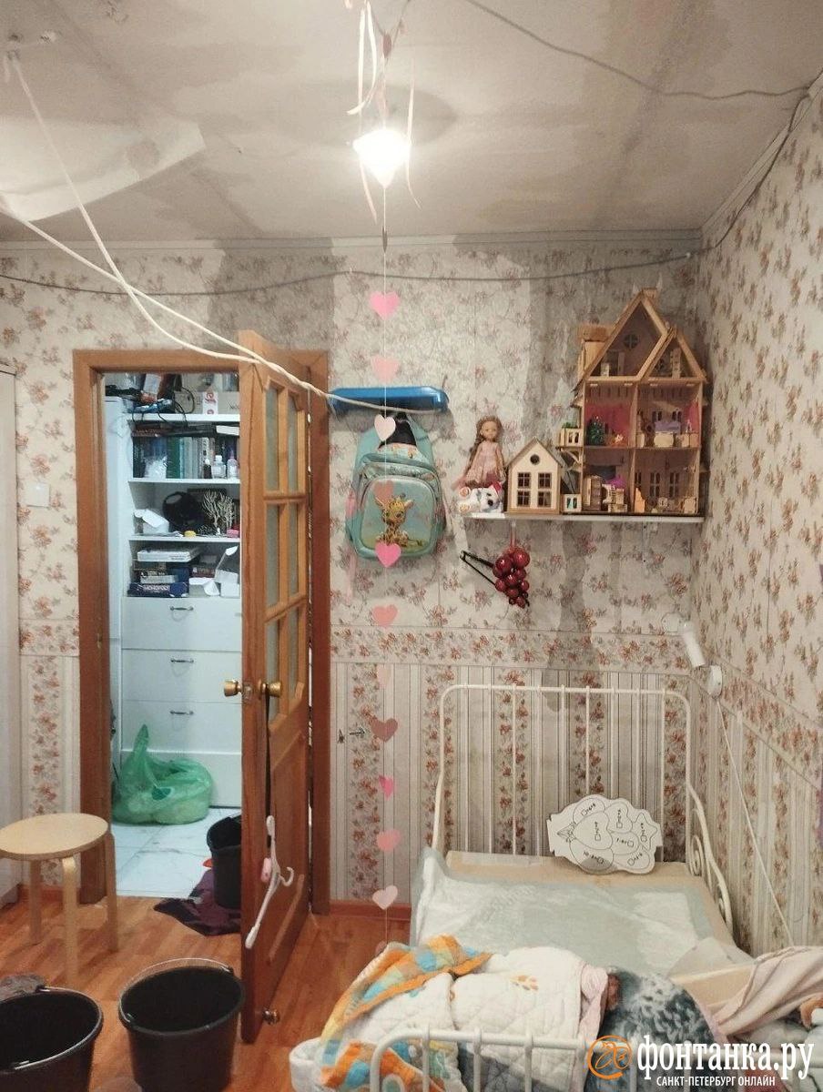После воскресного дождя осадки начались в квартире на Ветеранов. Всему виной капремонт крыши. Семье пришлось пережить два два потопа. Первый пришел в 5 часов утра – в УК ответили, что работы идут, и «мы ни при чем». Во второй раз домочадцы стали жертвами уже затяжного дождя, угрожающего уже соседям снизу. В Фонде капремонта Петербурга «Фонтанке» сообщили: представитель подрядчика узнал о протечке от жителей, «приняты все контраварийные меры» и до 24 июля на крыше должны завершить монтаж первого слоя. «Вопросы возмещения ущерба или проведения работ в квартирах будут разрешены до окончания работ», — добавили в Фонде.